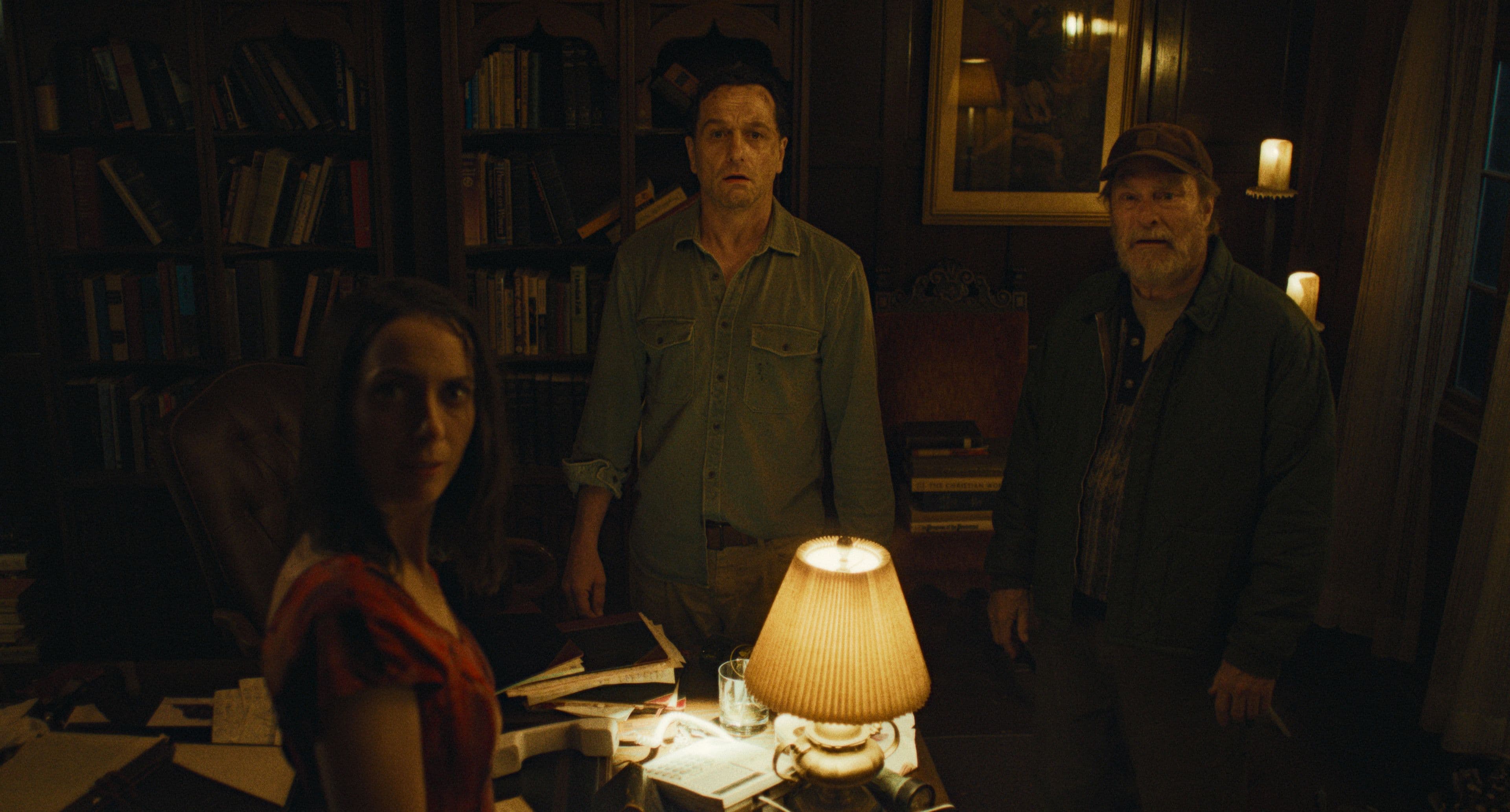 Kate O’Flynn, Matthew Rhys y Stephen Root en el episodio 'Lectura playera' de 'La maldición de Widow's Bay'