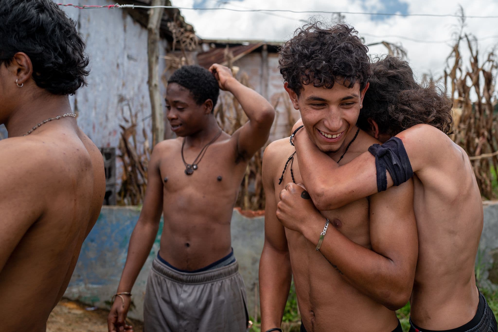 Los protagonistas de 'Los reyes del mundo' en un momento de fraternidad