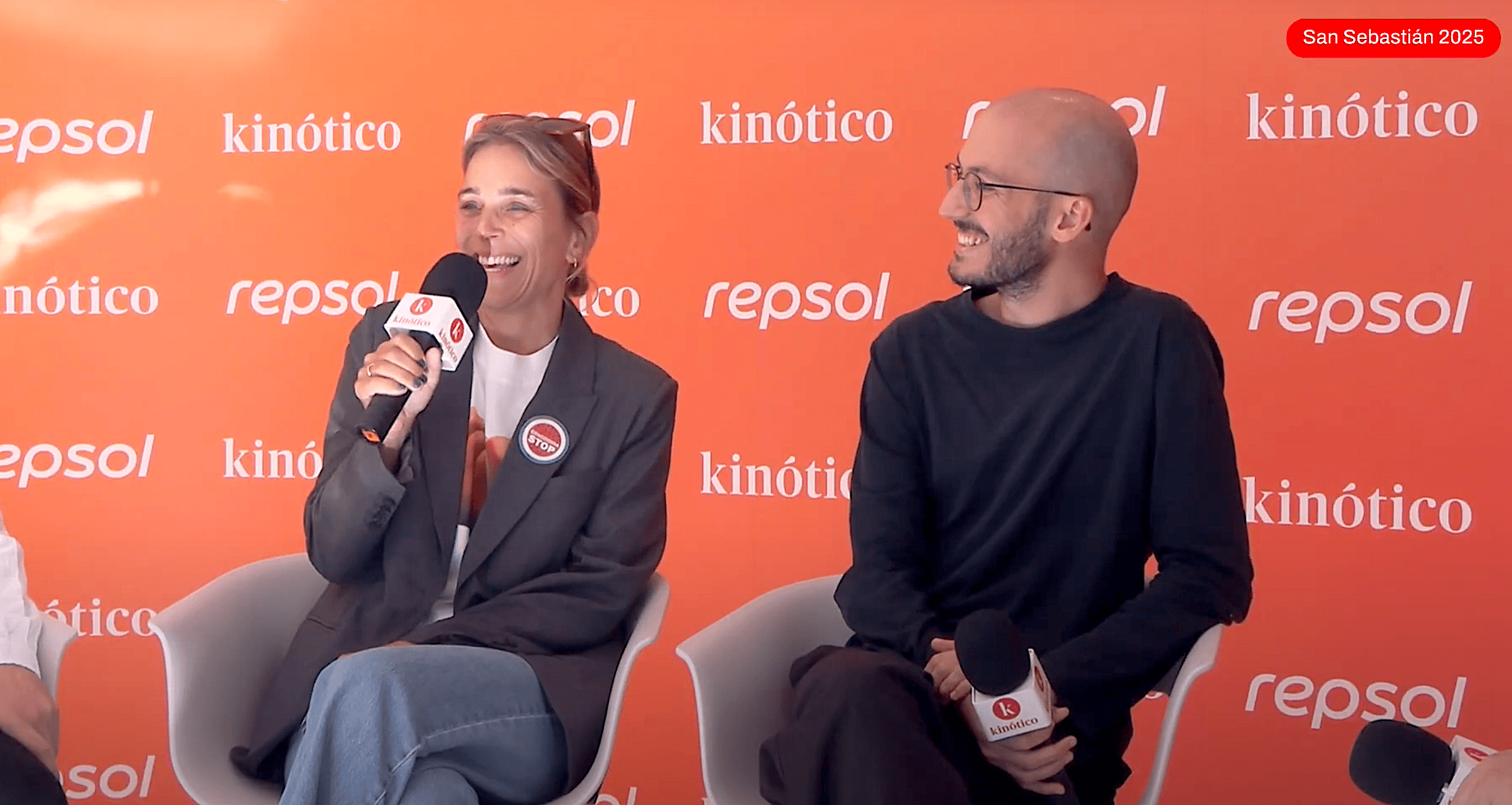Jaume Claret Muxart y Nausicaa Bonnin en el set audiovisual de Kinótico en el Festival de San Sebastián 2025