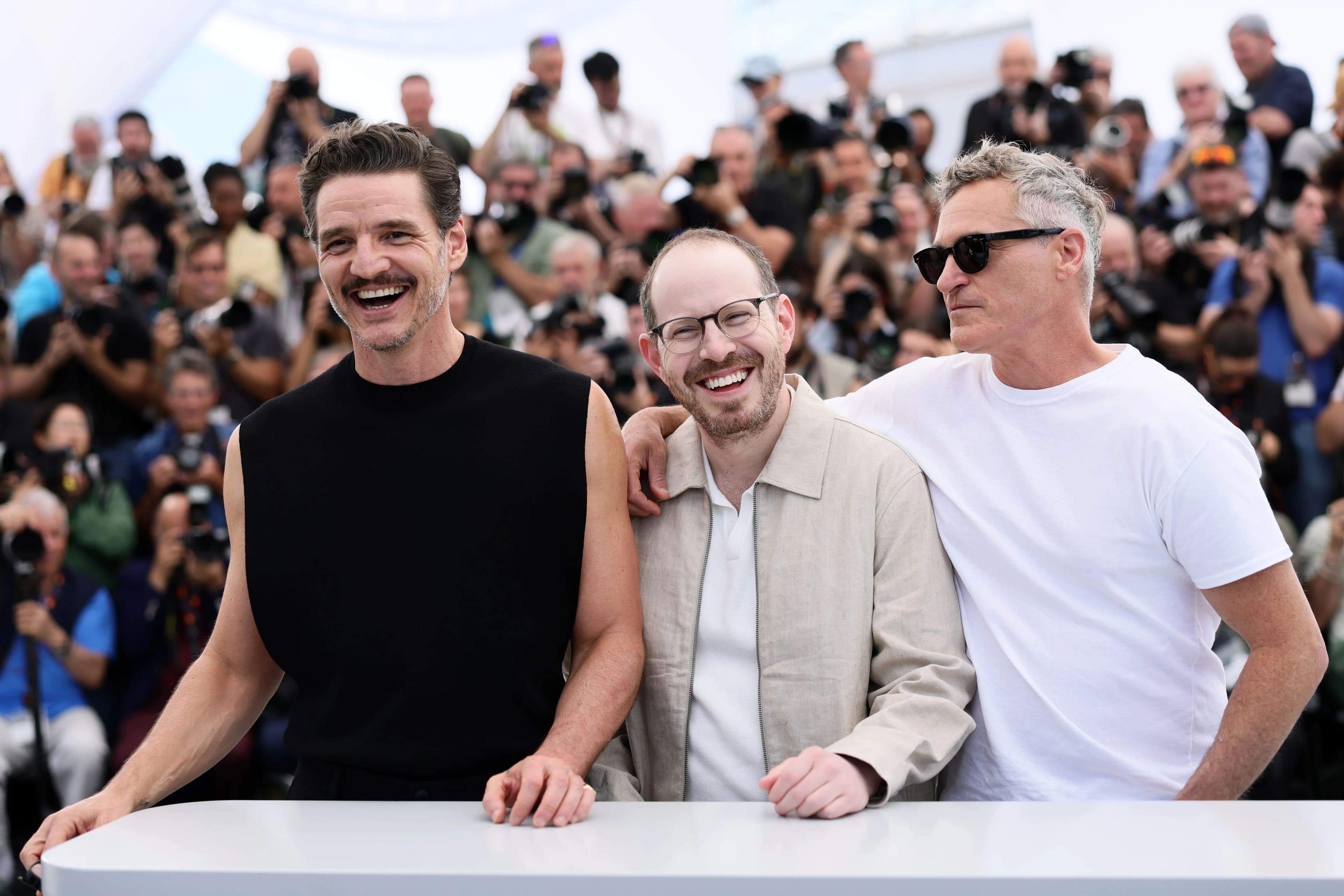 Los actores Pedro Pascal y Joaquin Phoenix rodean al director Ari Aster en el photocall de 'Eddington', en el Festival de Cannes 2025