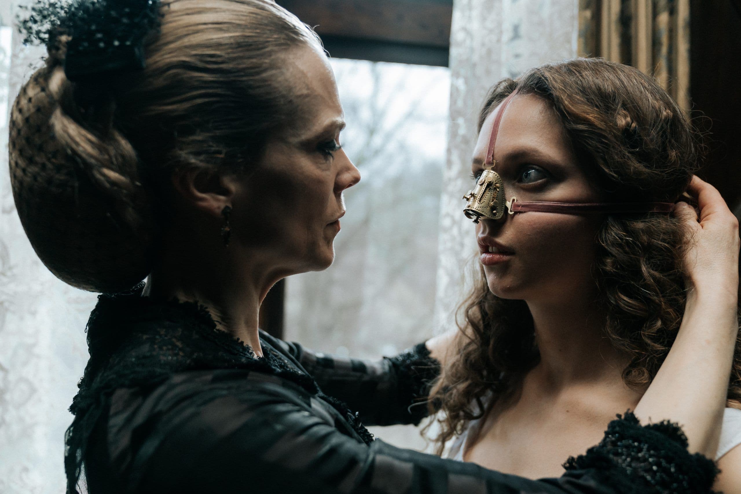 Fotograma promocional de 'La hermanastra fea', dirigida por Emilie Blichfeldt