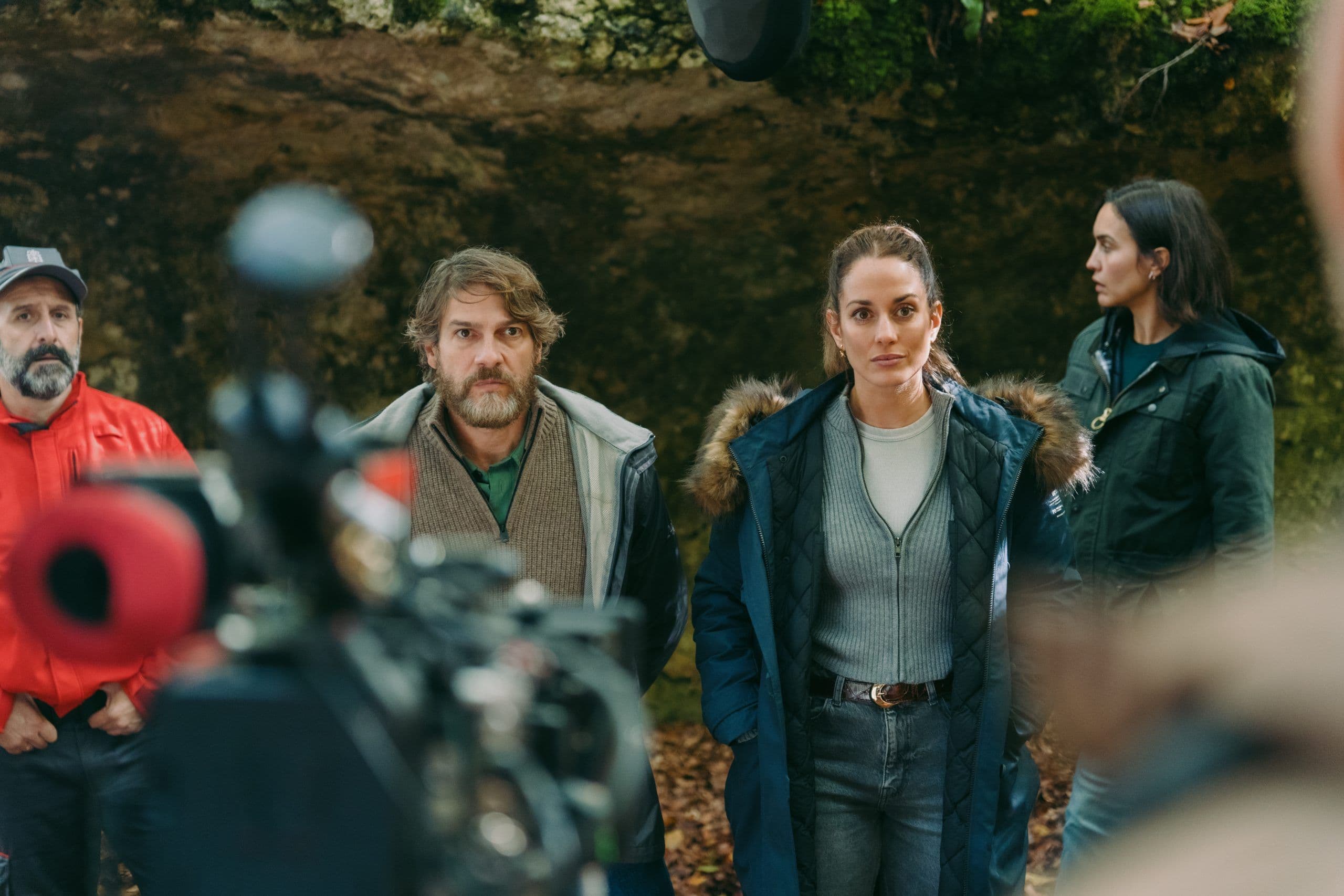 Los actores Félix Gómez, Silvia Alonso y Megan Montaner durante el rodaje de la serie 'La caza. Irati'