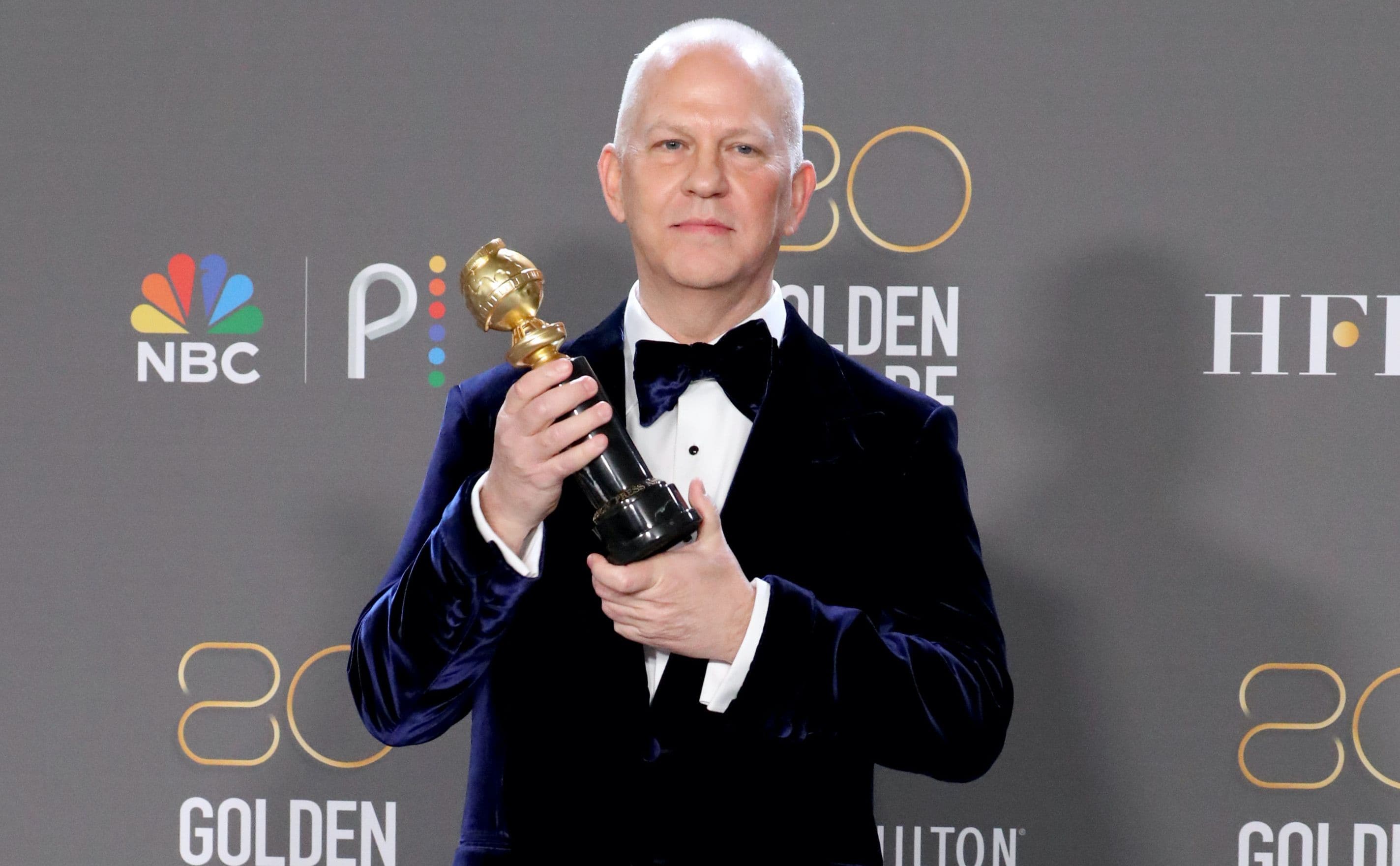 Ryan Murphy posa con el Carol Burnett Award en el photocall de los Globos de Oro de 2023