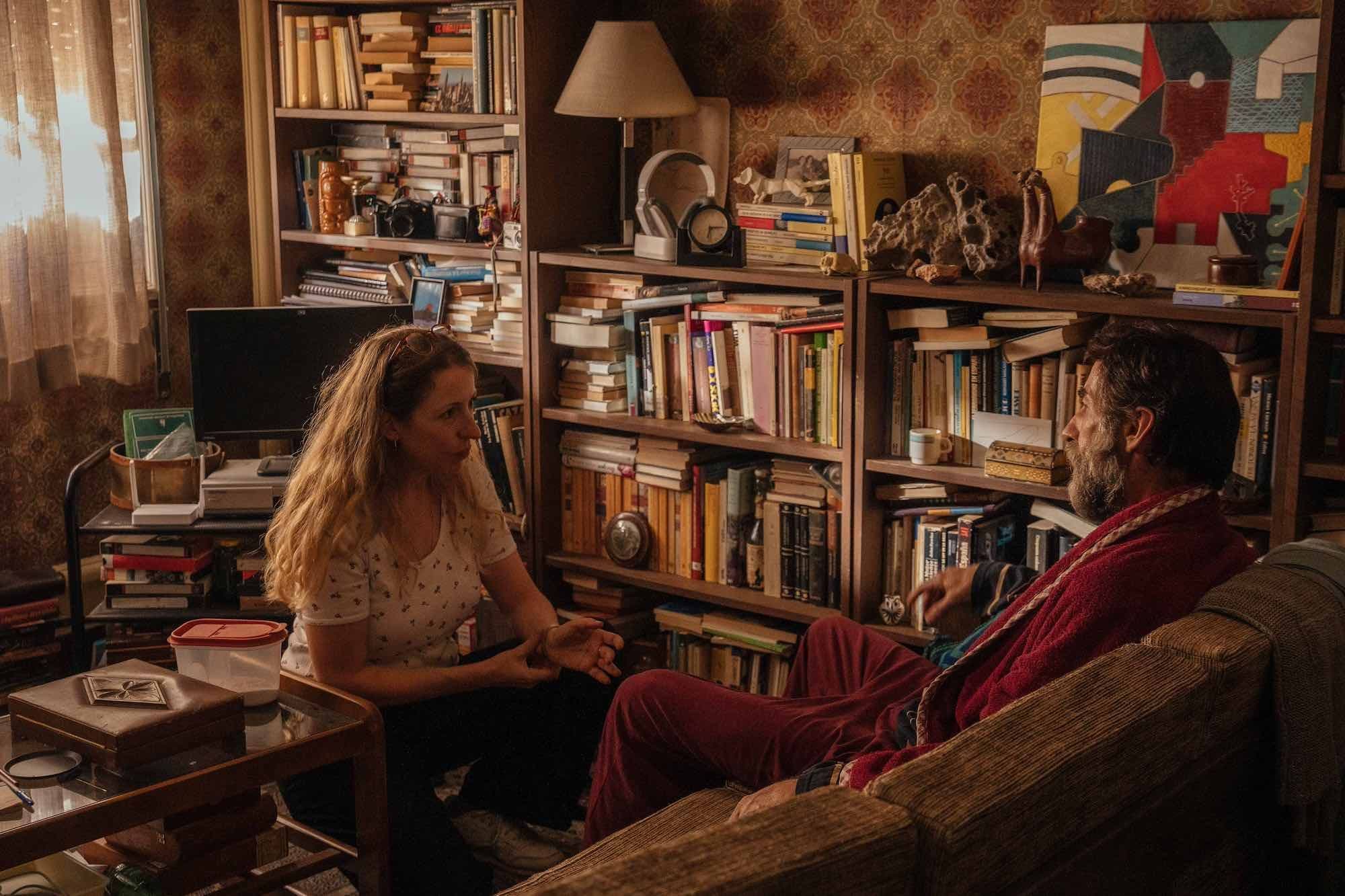 La directora Pilar Palomero y el actor Antonio de la Torre, en el rodaje de 'Los destellos'