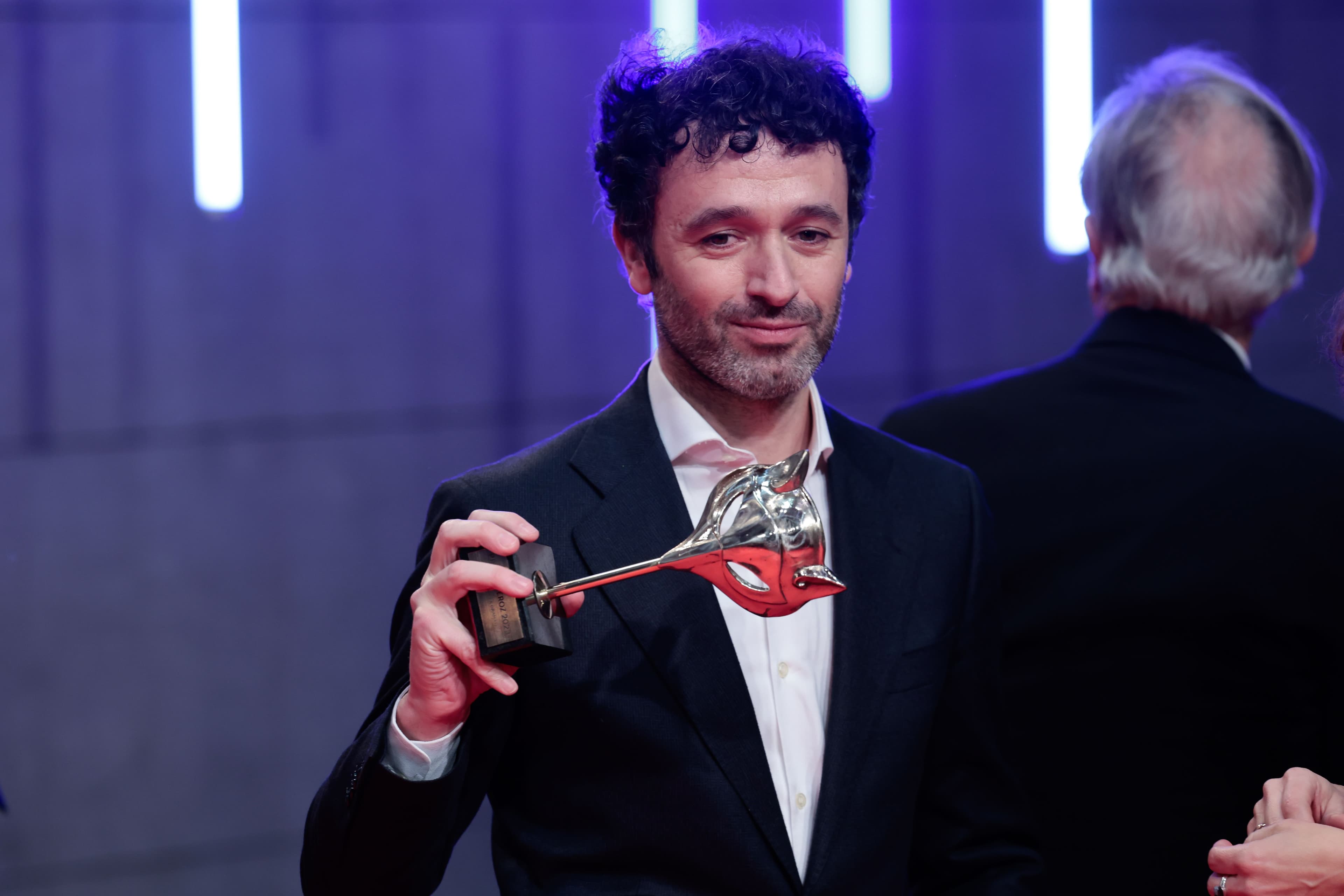 Rodrigo Sorogoyen posa con el Premio Feroz a Mejor Película para 'As bestas'