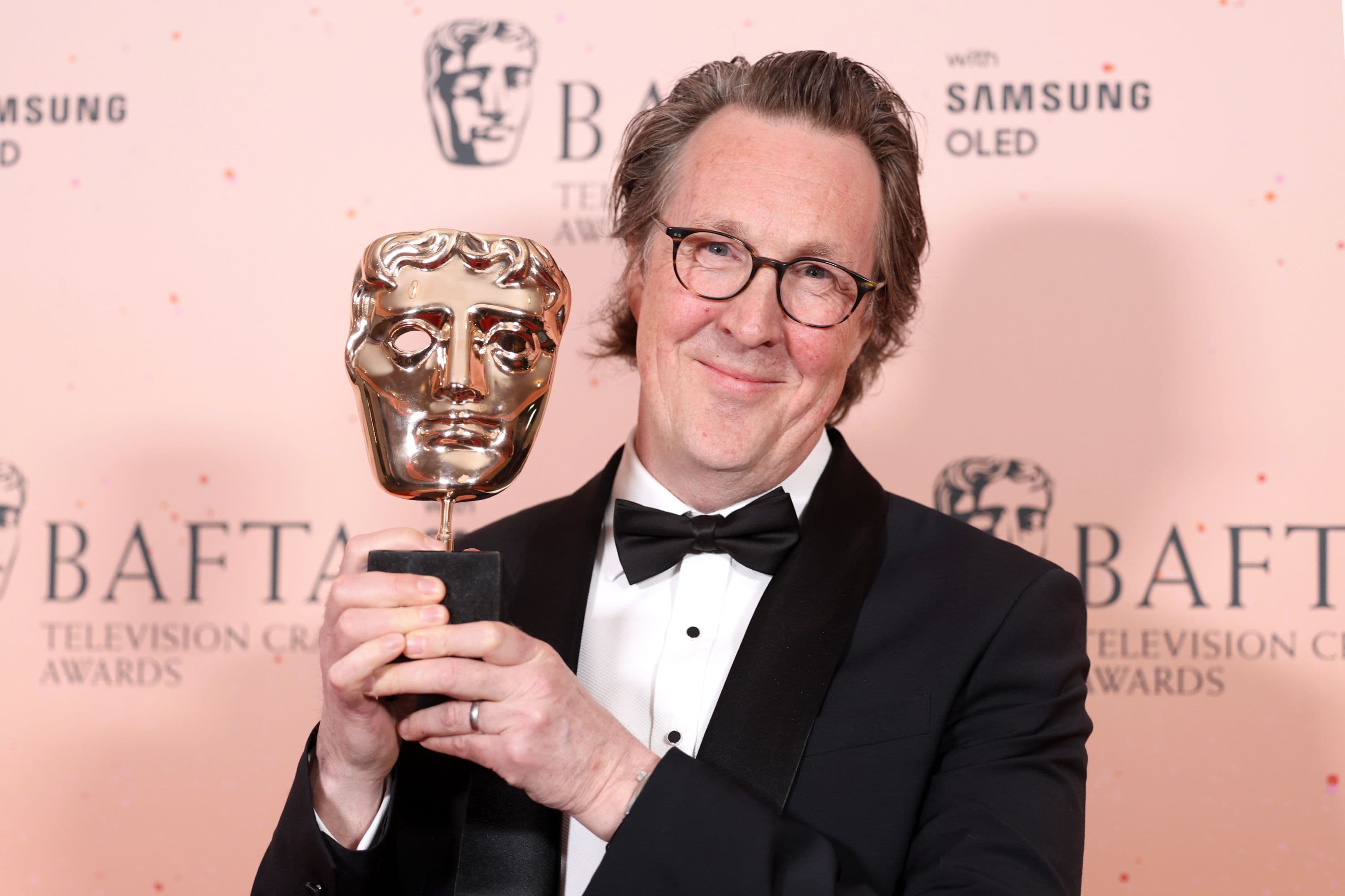 El productor y guionista británico Will Smith posa con el BAFTA a Mejor Guion de drama por la serie 'Slow Horses' ganado en la gala celebrada el 26 de abril de 2026