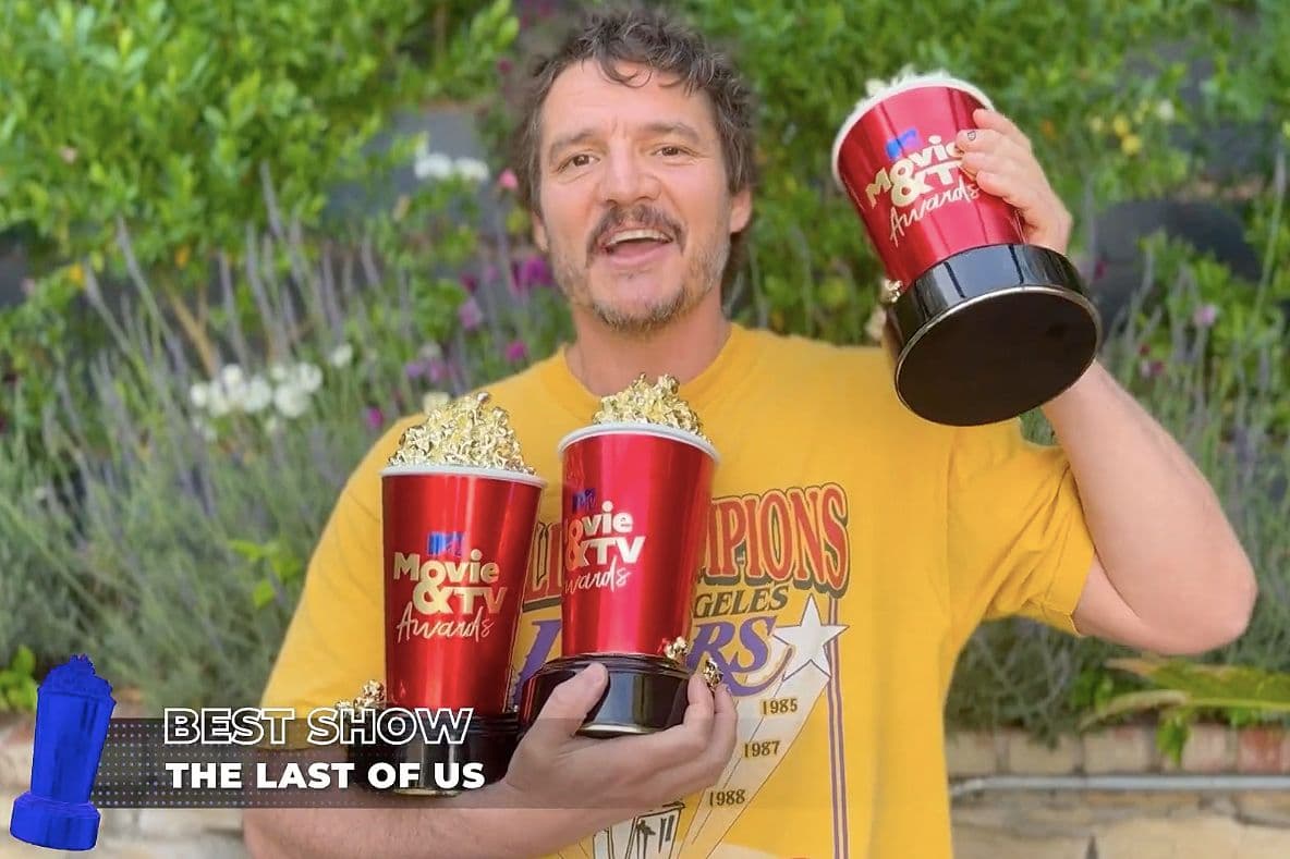 Pedro Pascal, aceptando por zoom el Movie & TV Award a Mejor Serie para 'The last of us'