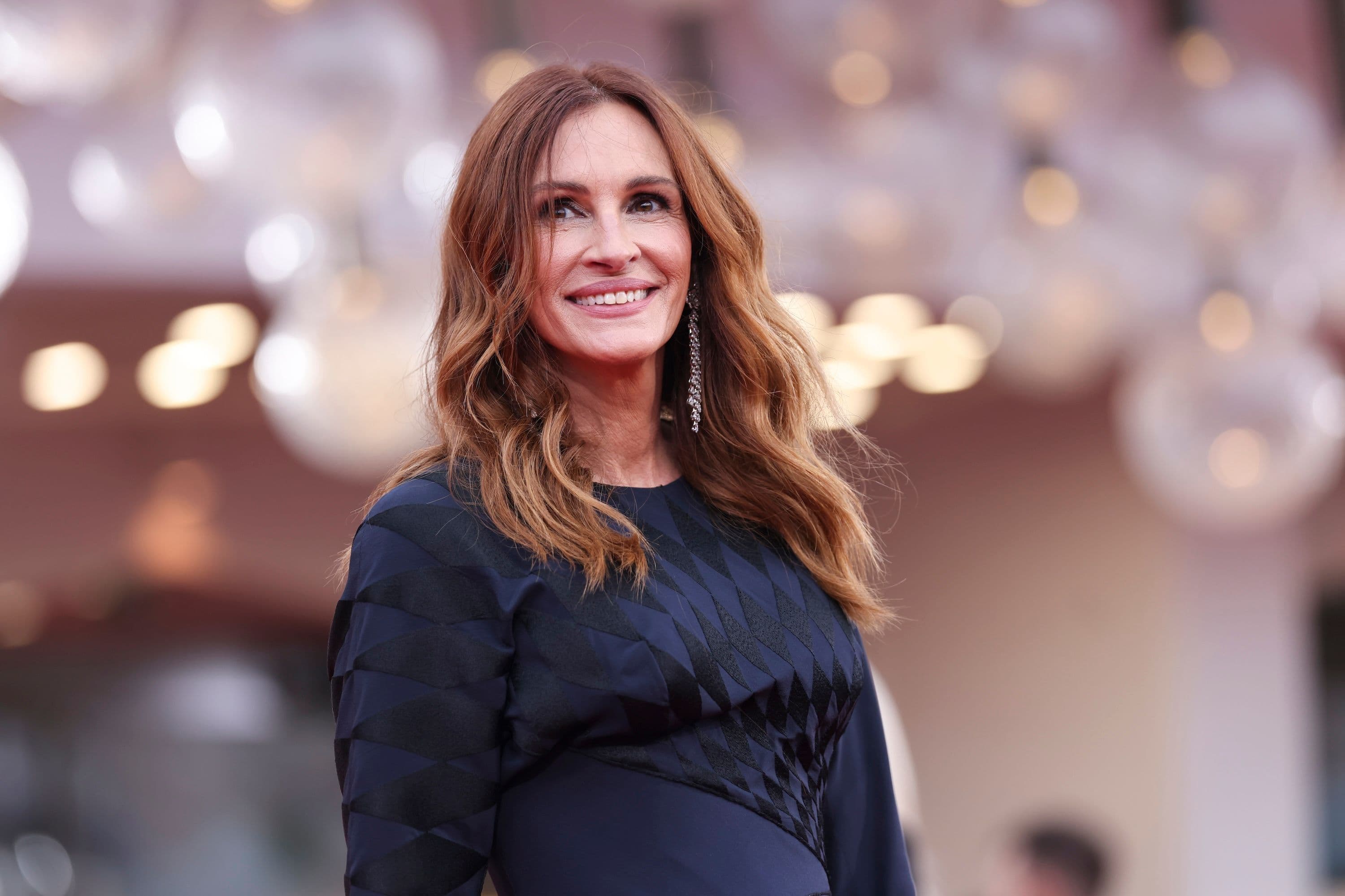 La actriz Julia Roberts posa en la alfombra roja de la película 'Caza de brujas' en el Festival de Venecia 2025