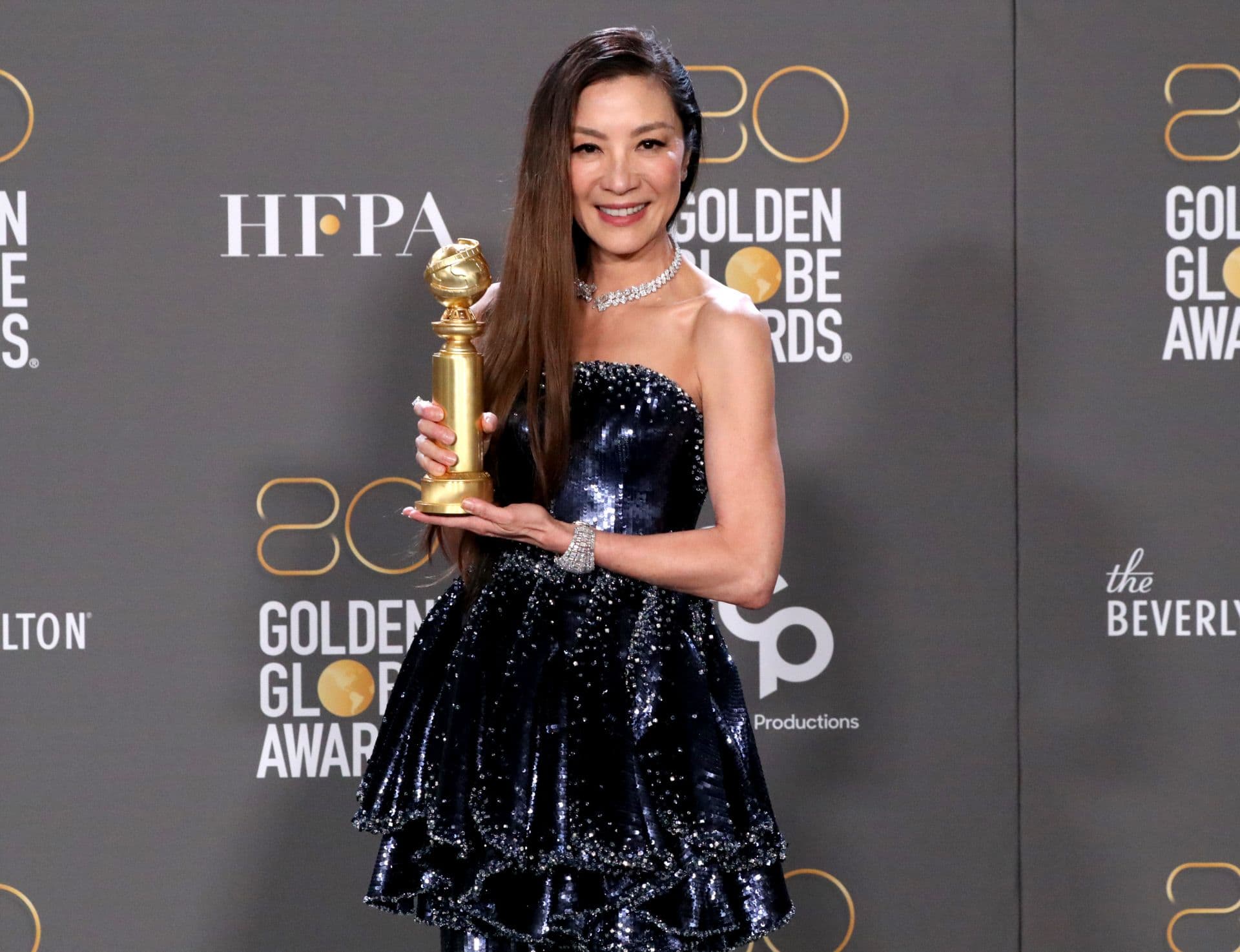 La actriz Michelle Yeoh posa con el Globo de Oro por 'Todo a la vez en todas partes'