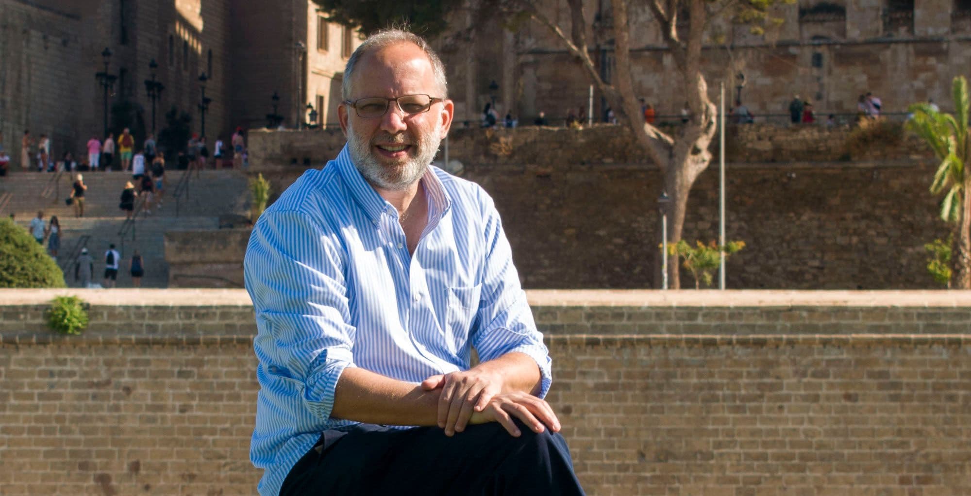El director Ira Sachs posa ante la Catedral de Mallorca en el Atlàntida Mallorca Film Fest