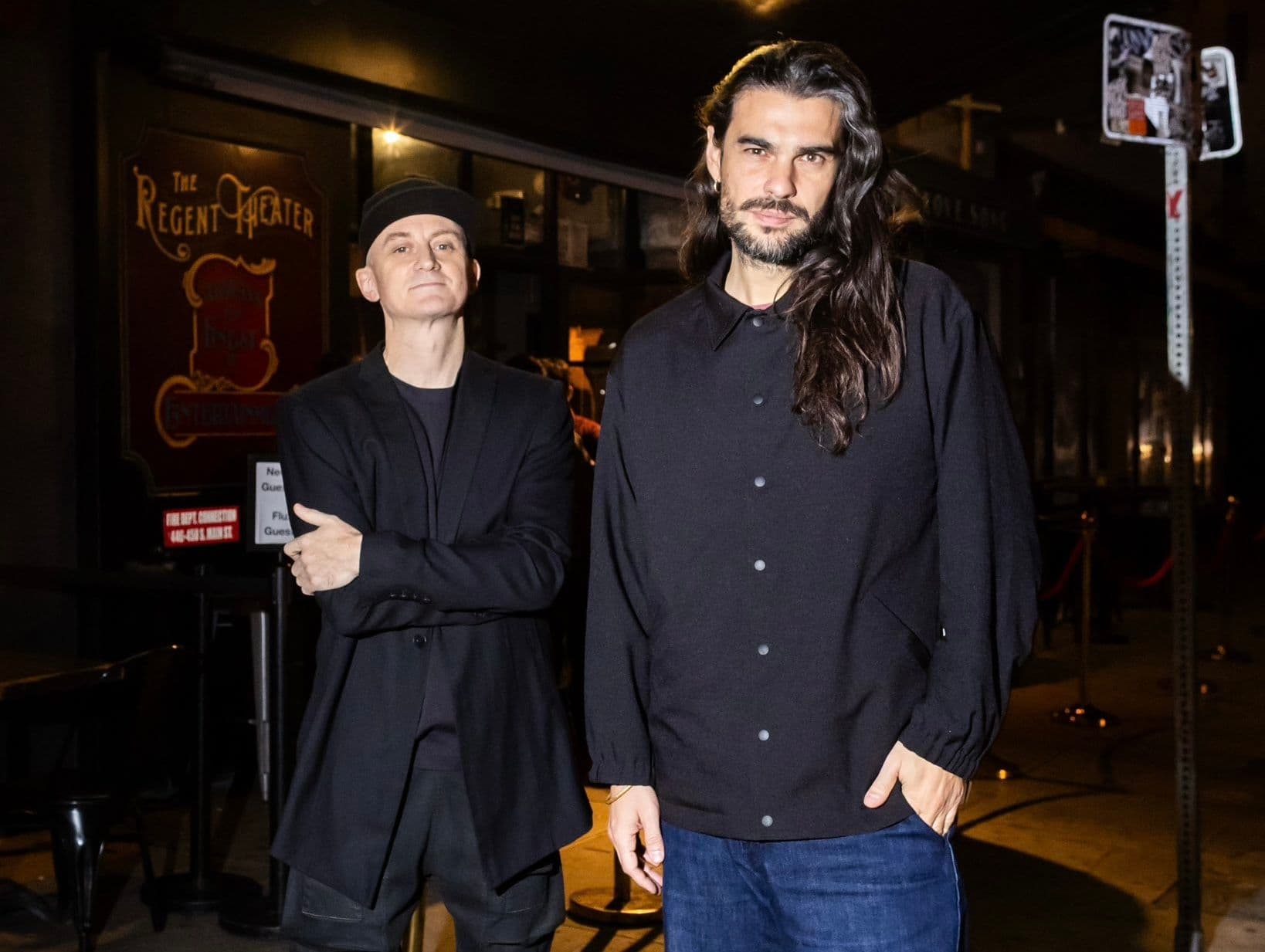 El músico Kangding Ray y el director Oliver Laxe posan para una sesión fotográfica de 'Sirat' organizada por NEON