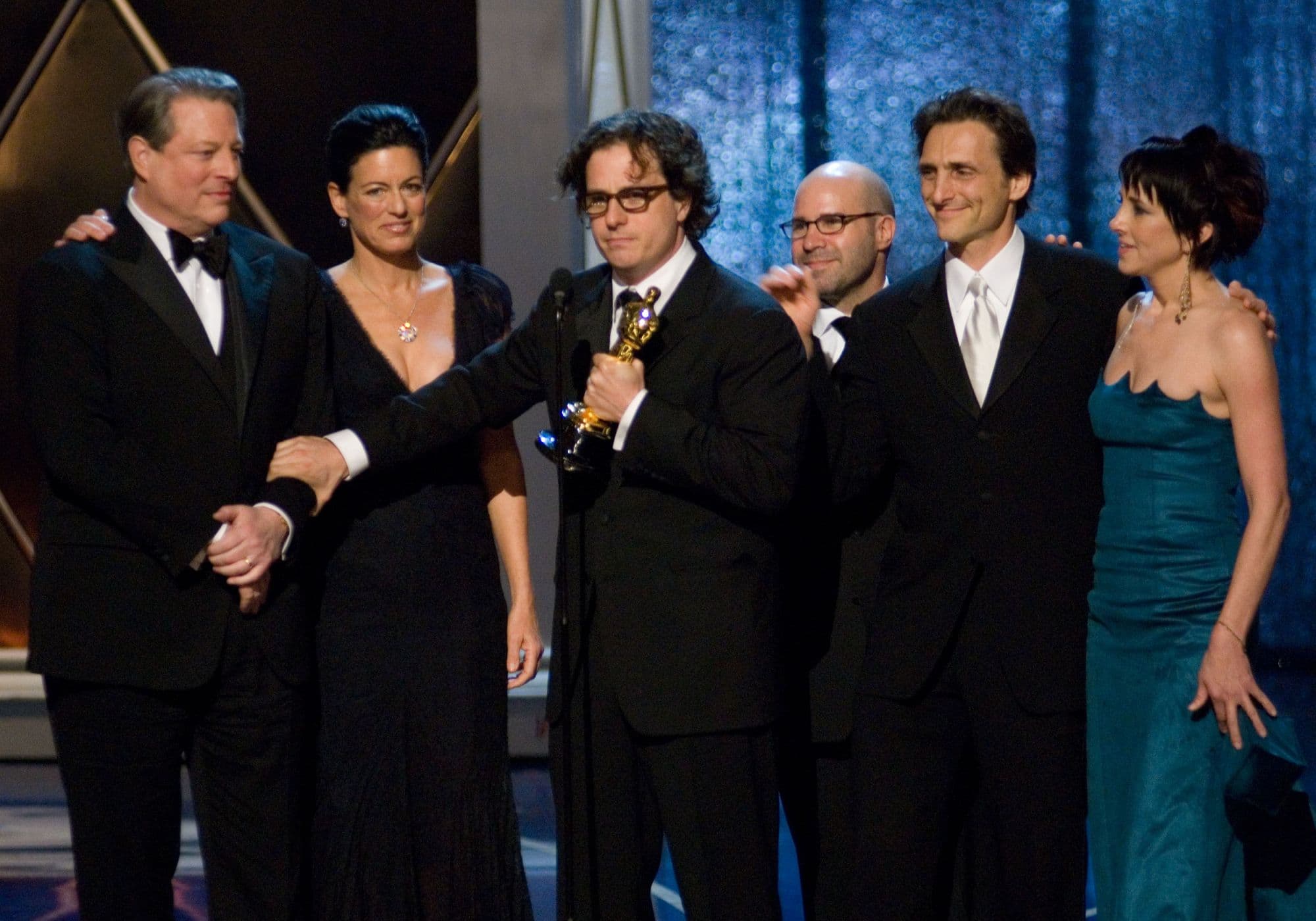 Davis Guggenheim (centro) acepta el Oscar a Mejor Documental por 'Una verdad incómoda' en los Oscar de 2007. Junto a él, de izquierda a derecha, Al Gore, Laurie David, Jeff Skoll, Lawrence Bender y Lesley Chilcott