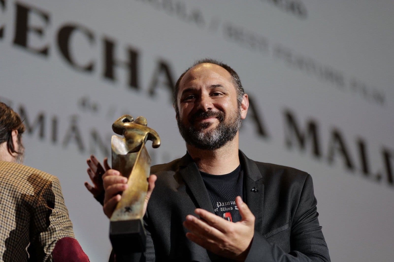 El director Demian Rugna sostiene el premio a la Mejor Película para 'Cuando acecha la maldad'