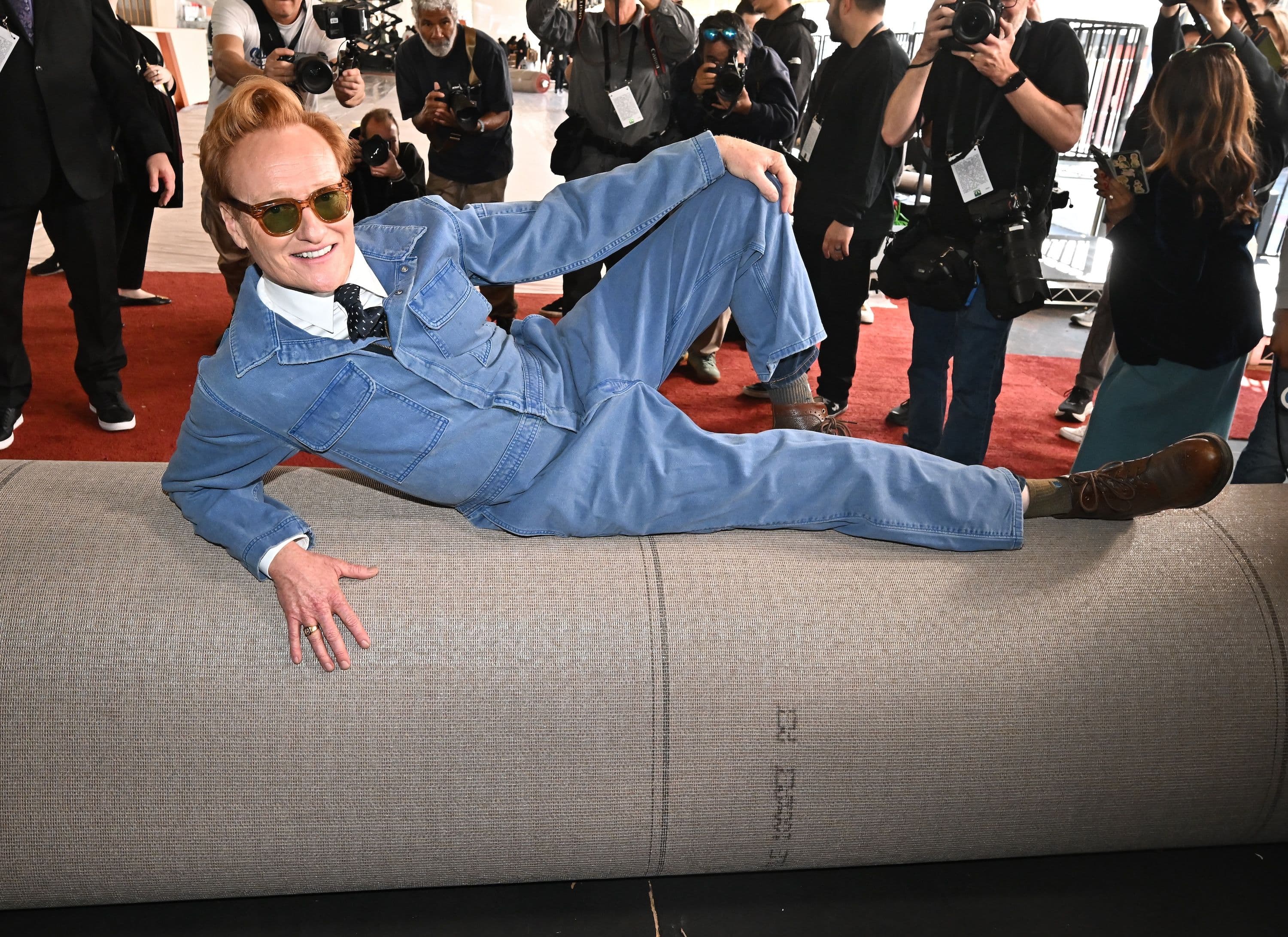 El cómico y presentador Conan O'Brien posa tumbado sobre la alfombra roja de la edición 98 de los Oscar, en Los Ángeles, días antes de la ceremonia