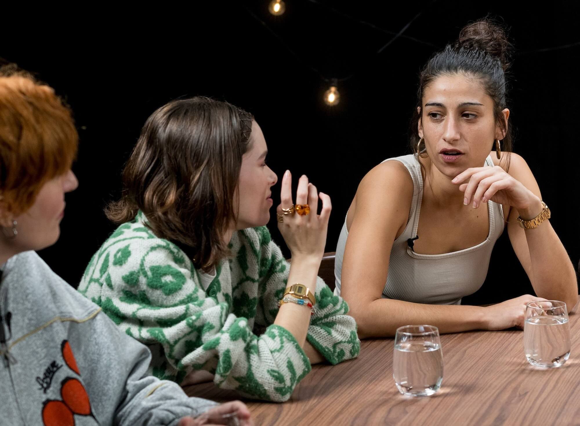 Aixa Villagrán, Alba Planas y Carolina Yuste, durante la grabación