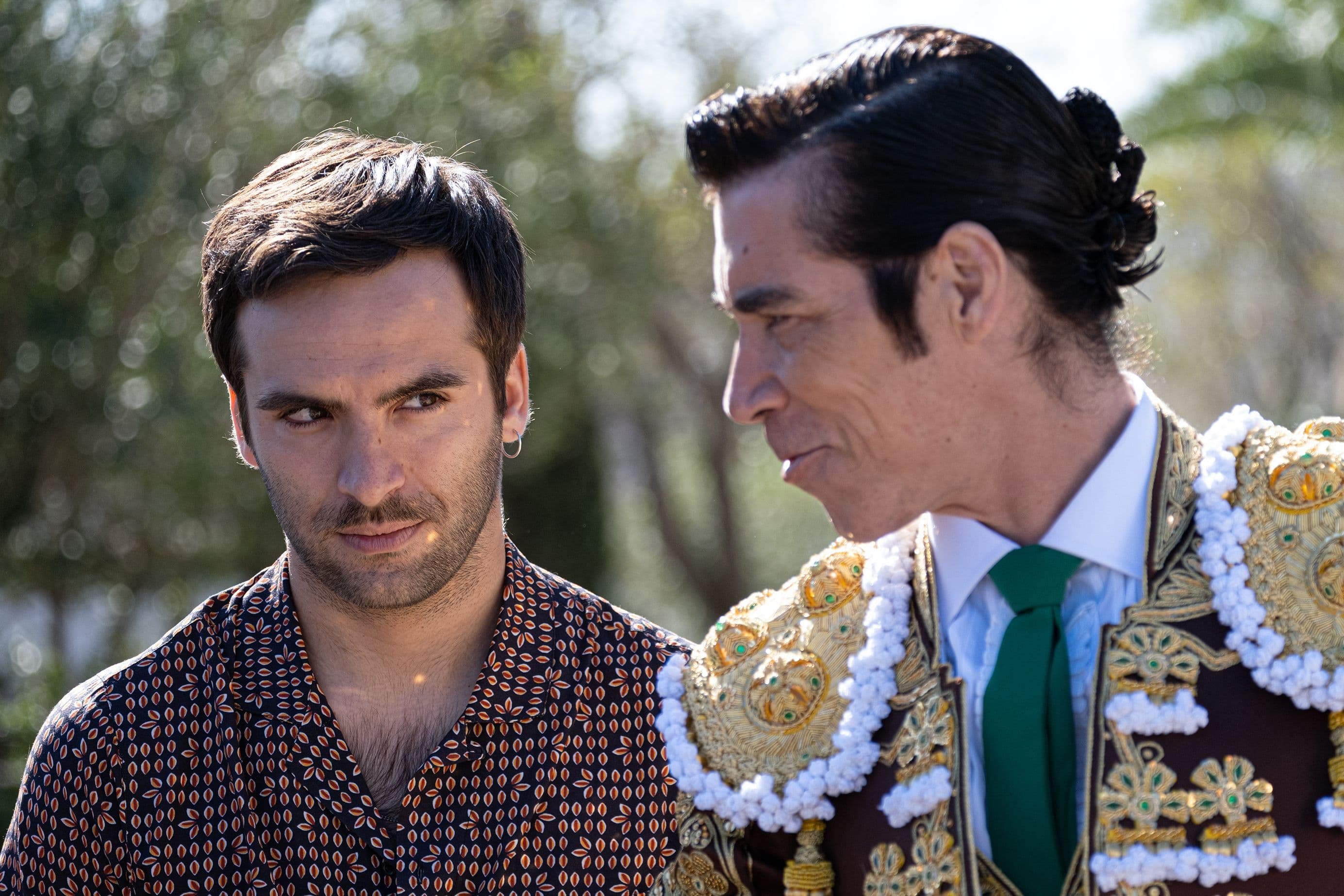 Los actores Ricardo Gómez y Óscar Jaenada en un fotograma de la serie 'La suerte'