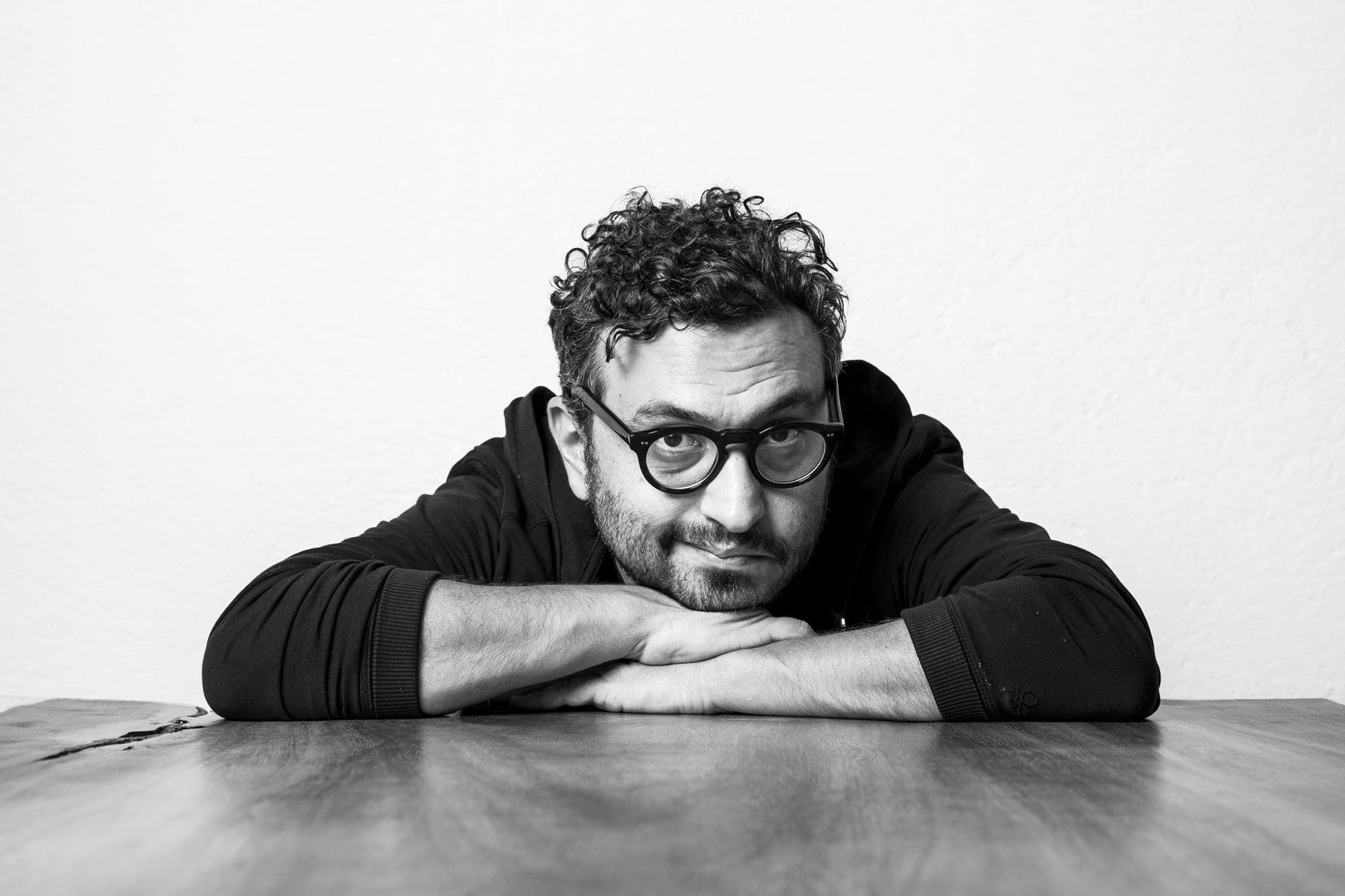Retrato en blanco y negro del director y guionista mexicano Alonso Ruizpalacios