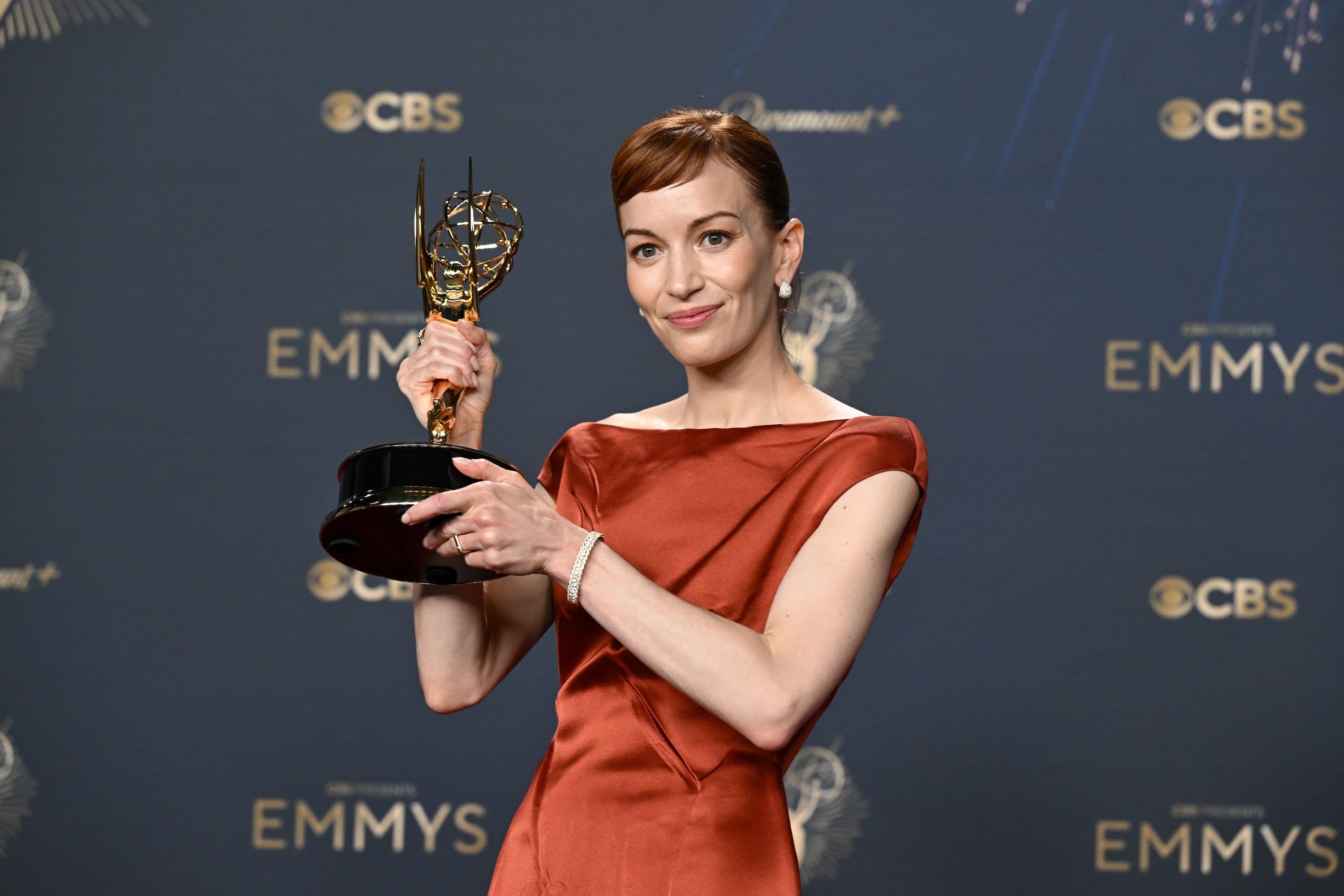 La actriz Britt Lower sostiene su premio Emmy 2025 por la serie 'Separación'