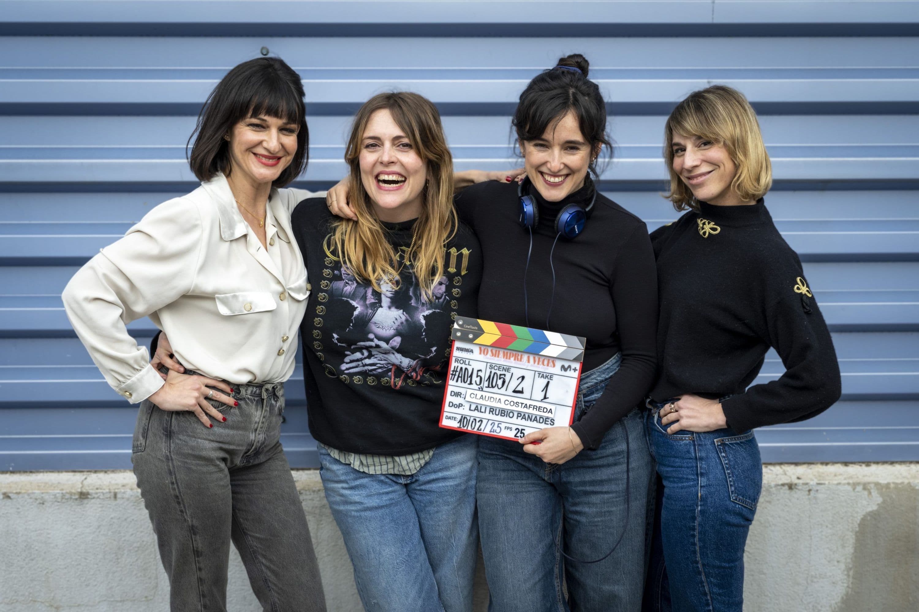 Marta Bassols, Marta Loza, Claudia Costafreda y Ginesta Guindal posan con la claqueta de rodaje de la serie 'Yo siempre a veces'