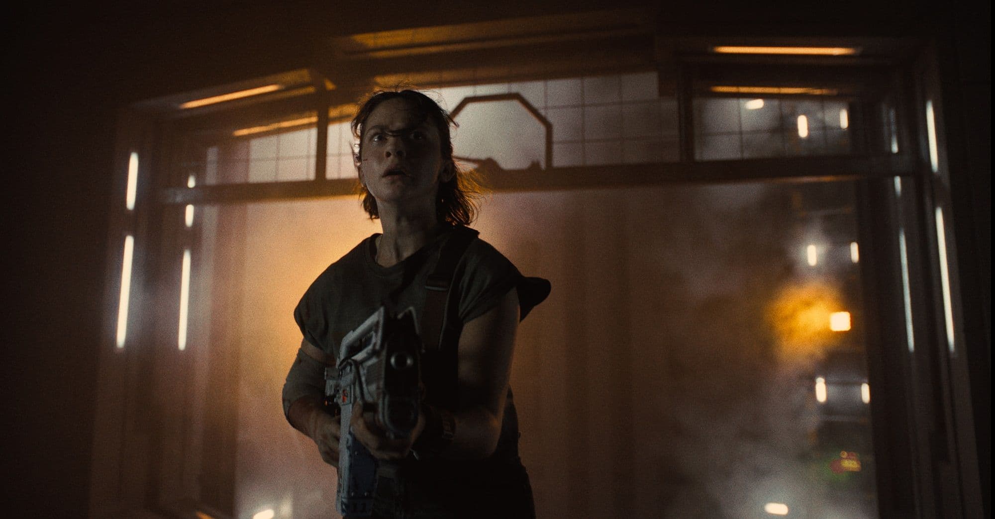 Cailee Spaeny como Rain Carradine, con pistola en mano, en 'Alien: Romulus', de Fede Álvarez