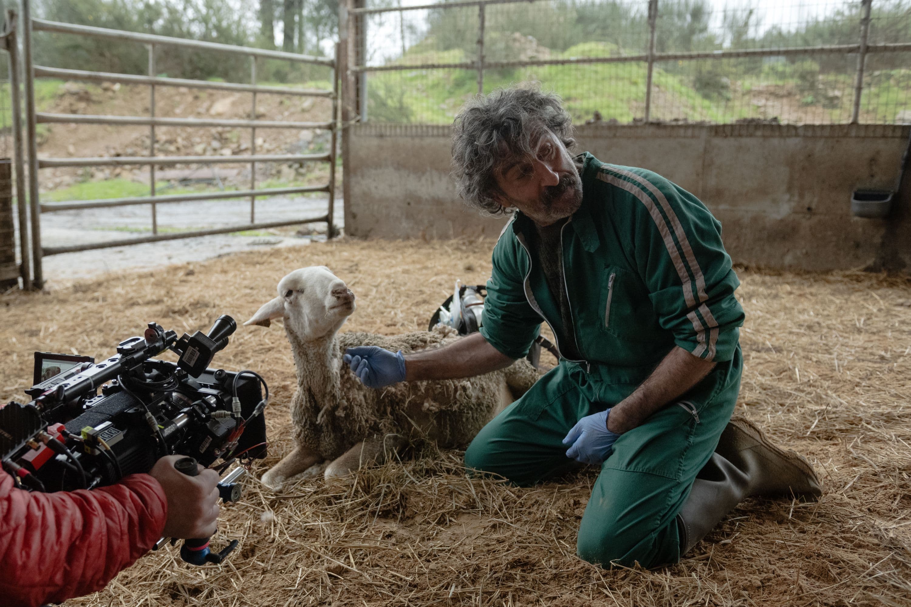 El actor Luis Zahera durante el rodaje de la serie de Netflix 'Animal'