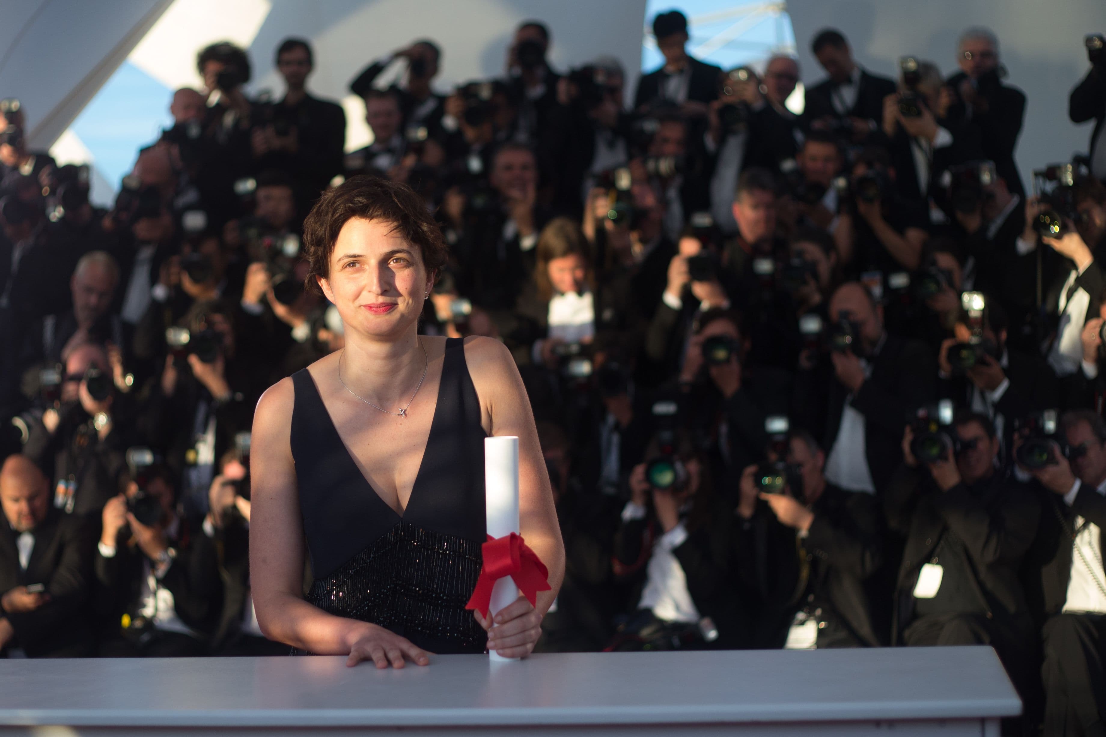 Alice Rohrwacher posa con el Gran Premio del Jurado del Festival de Cannes 2014