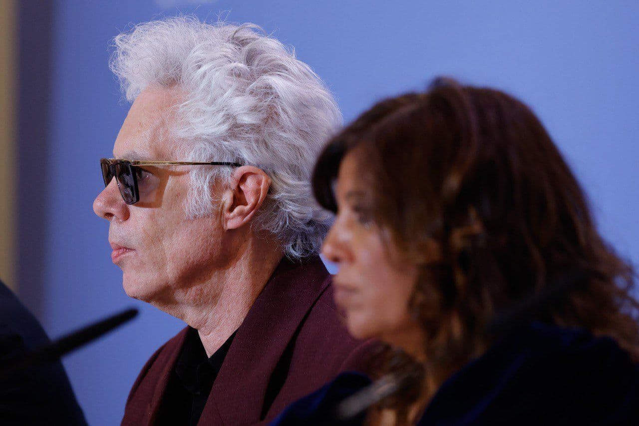 Los directores Jim Jarmusch y Kaouther Ben Hania, durante la rueda de prensa del palmarés del Festival de Venecia 2025