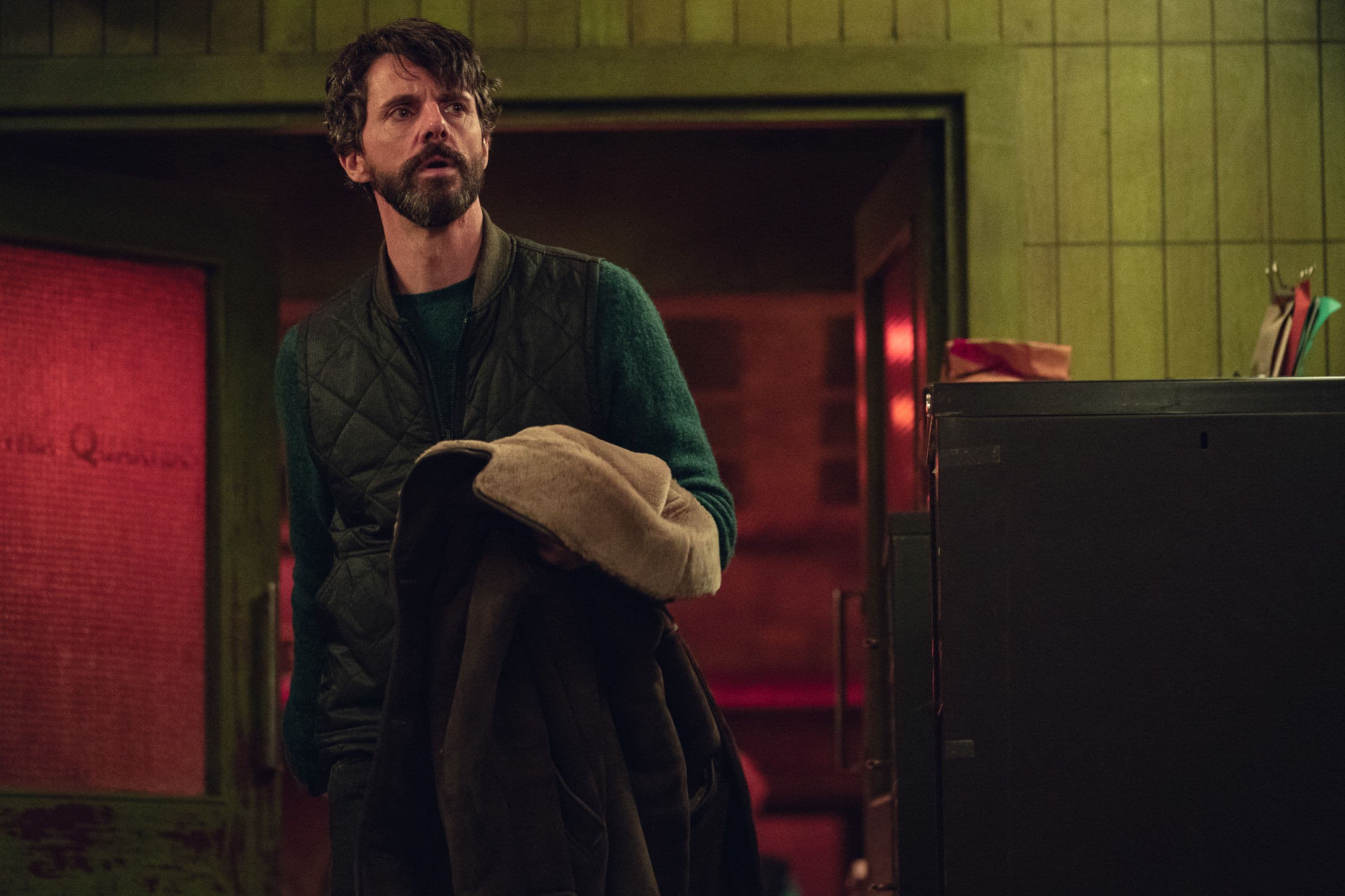 Matthew Goode en un fotograma de la serie 'Dept. Q'