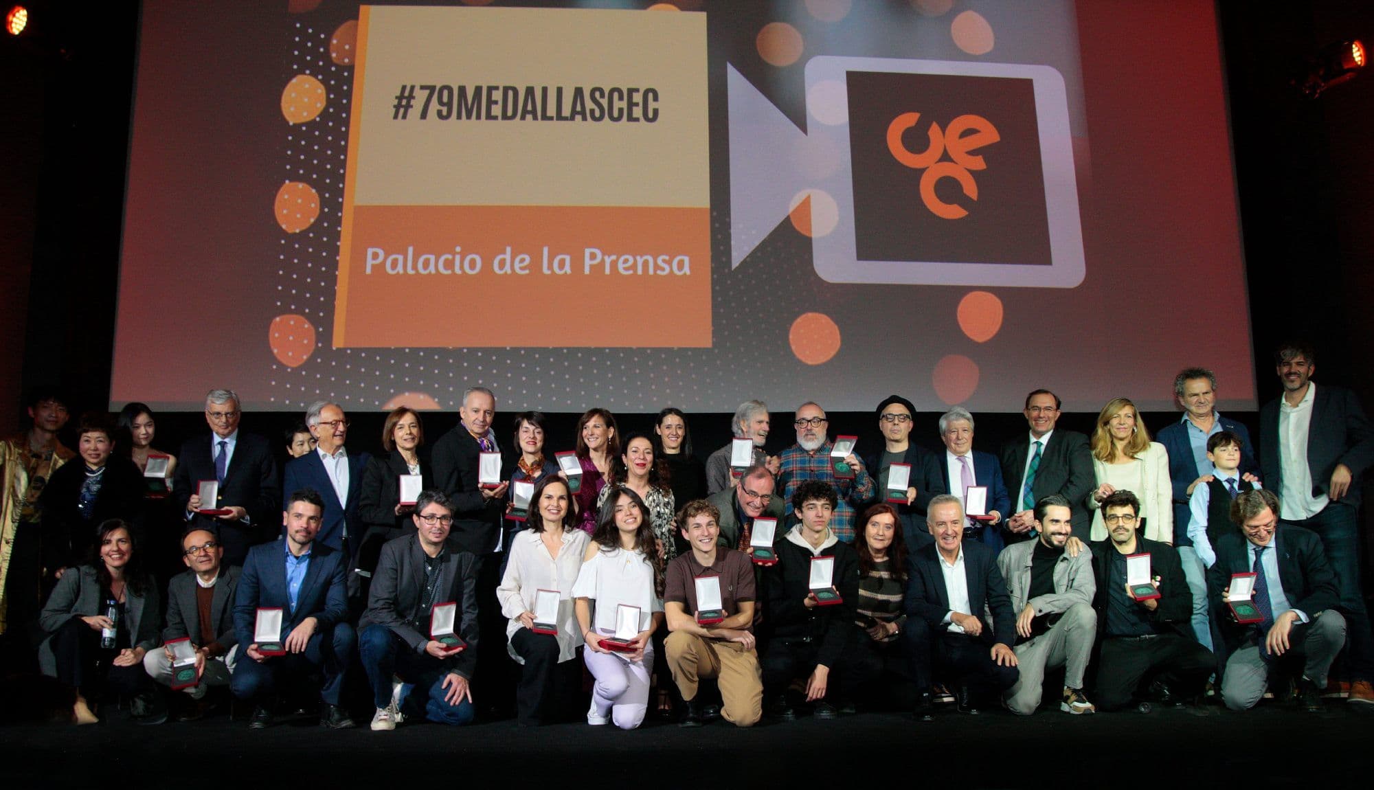 Fotografía de familia de todos los premiados en la edición 79 de las Medalla CEC