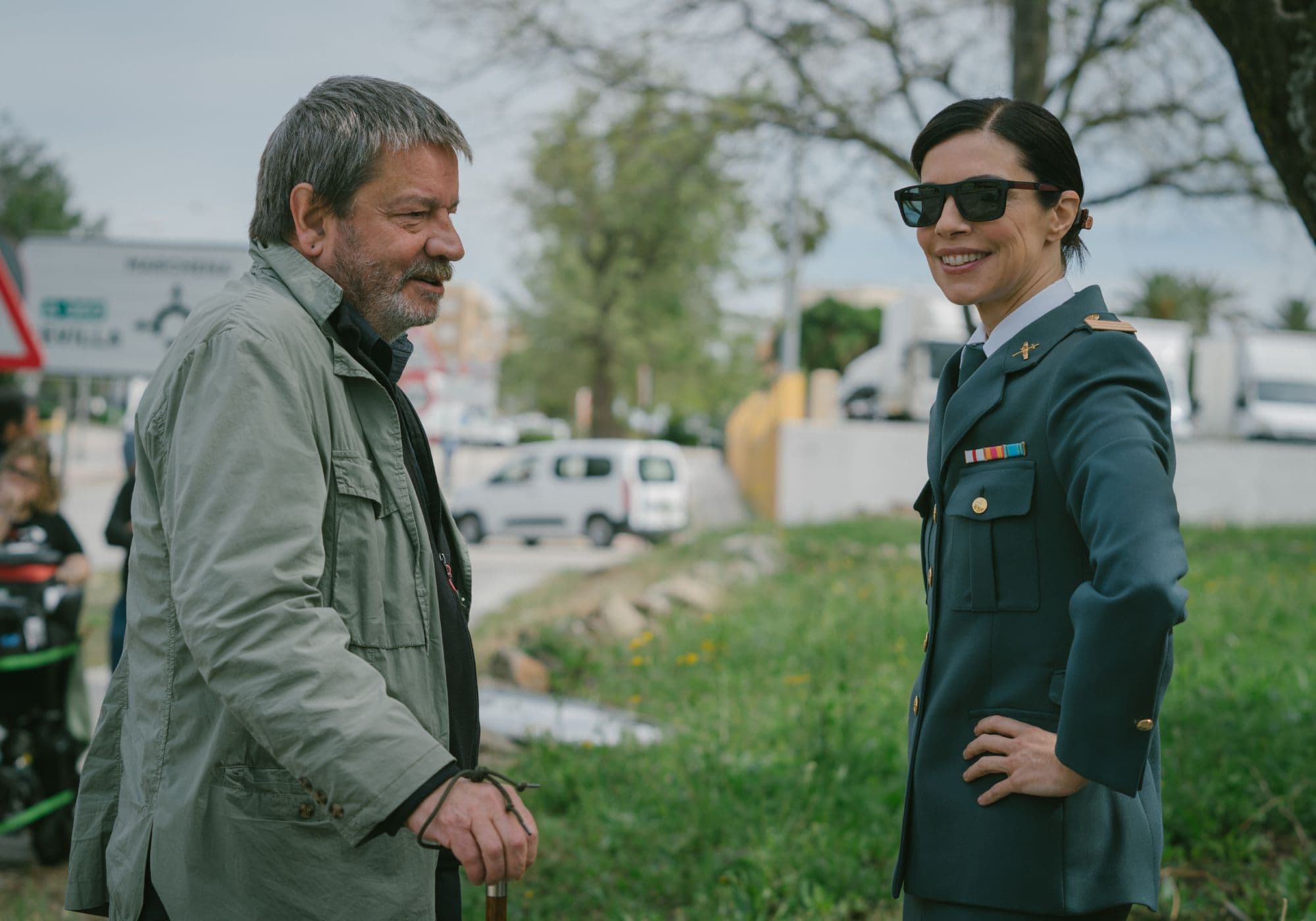 Enrique Urbizu y Maribel Verdú durante el rodaje de la serie 'Cuando nadie nos ve' en Morón de la Frontera