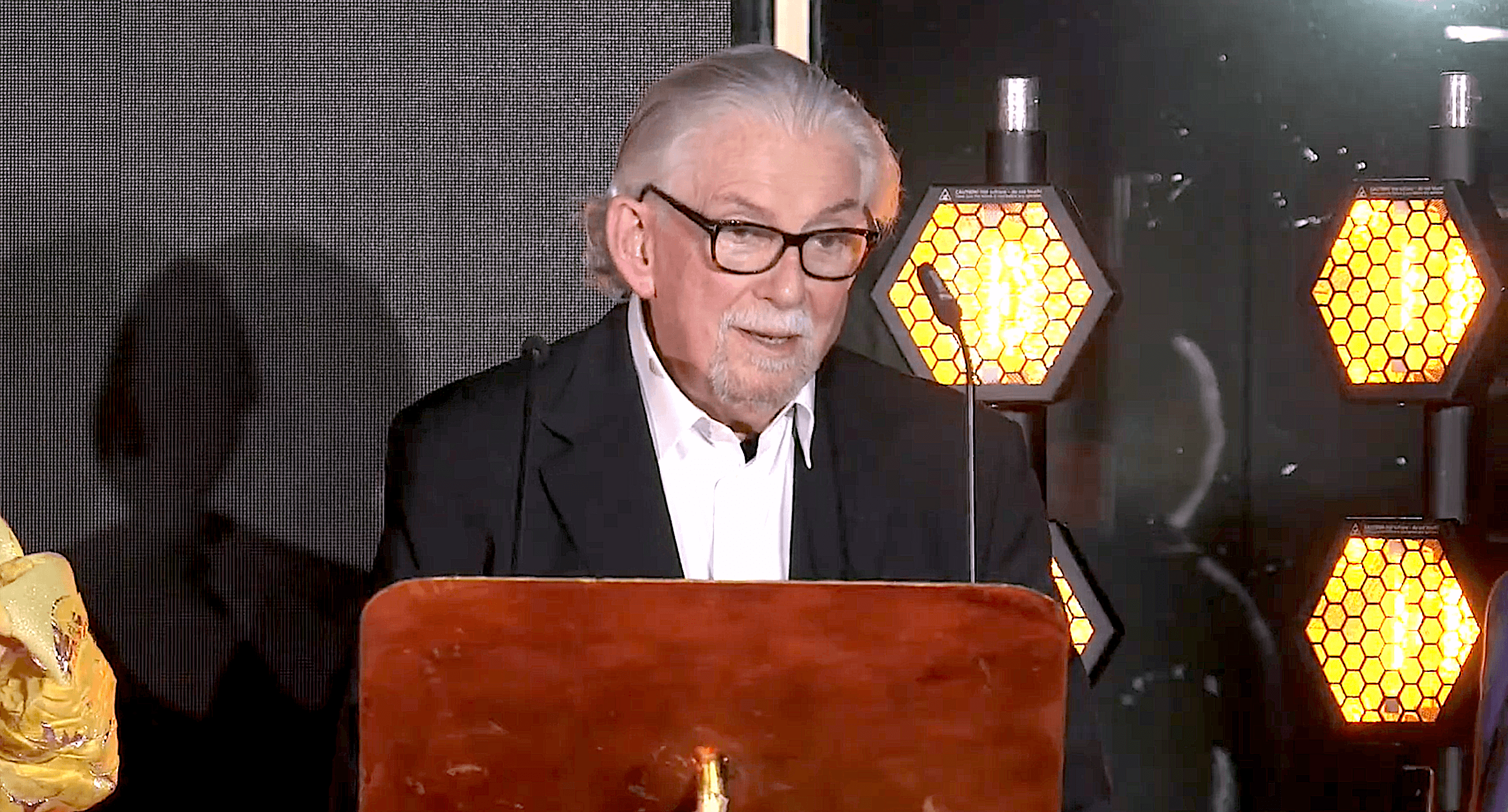 El diseñador de vestuario José María de Cossío agradece el Premio de Honor 2024 de los Premios Yvonne Blake