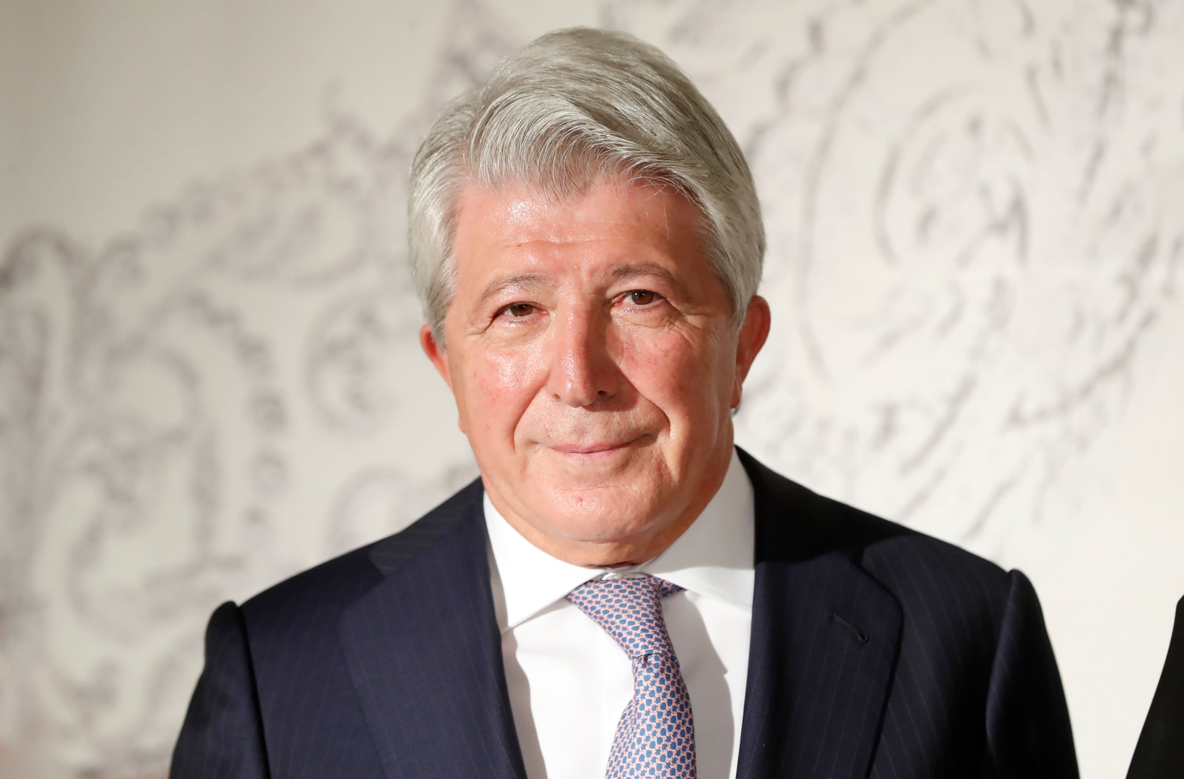 Fotografía de Enrique Cerezo durante un photocall en Madrid
