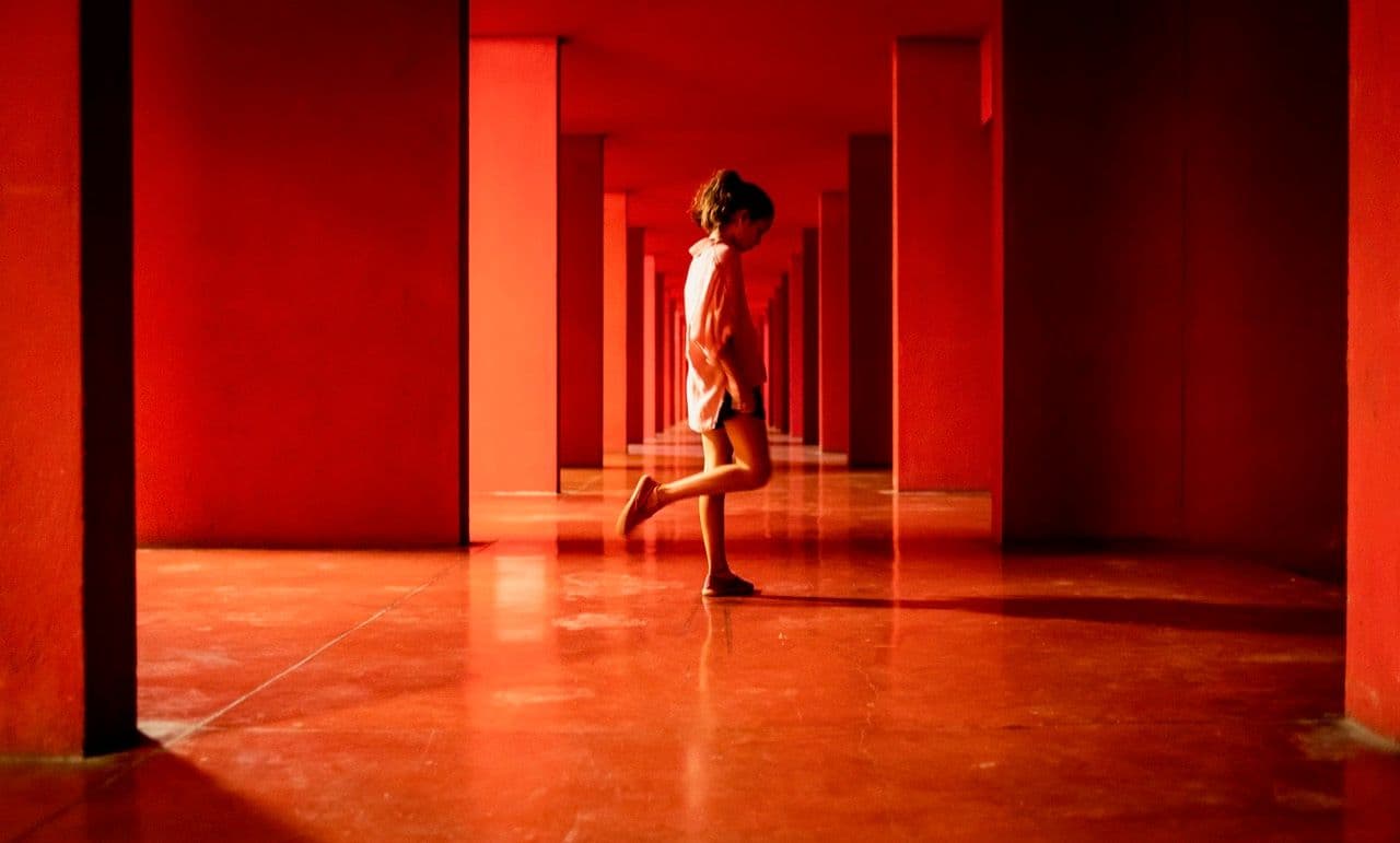 Fotograma de la película 'Don't let the sun (catch you crying)'