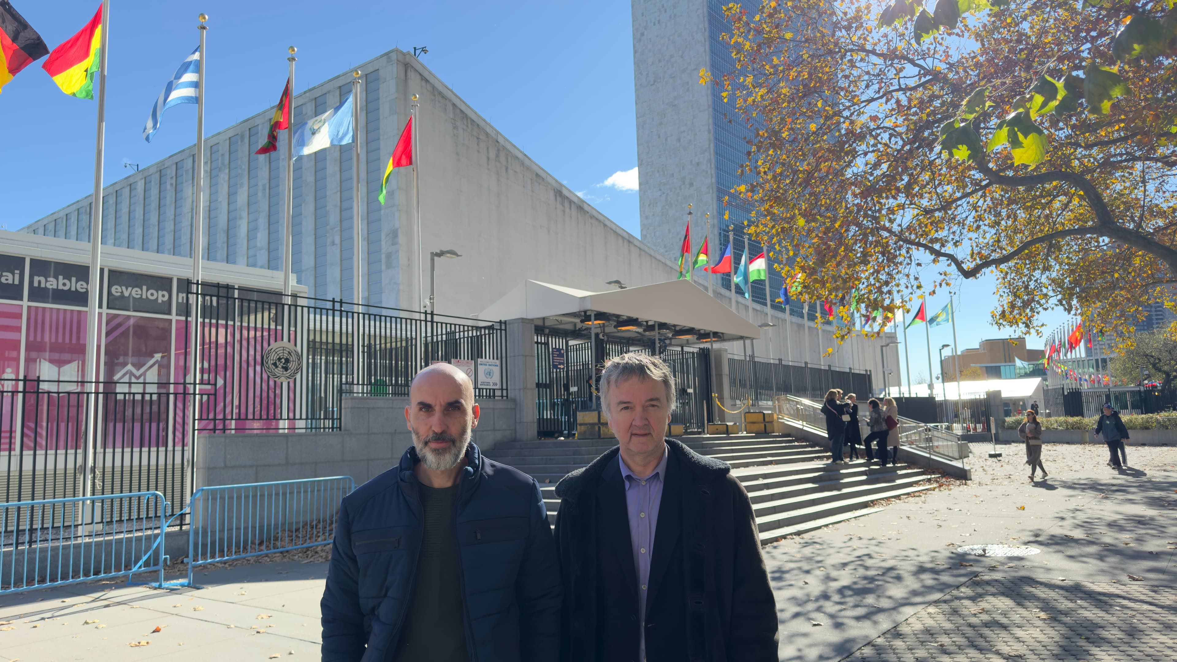 El director David Baute (izda.) y el productor Edmon Roch en la sede central de la ONU en Nueva York