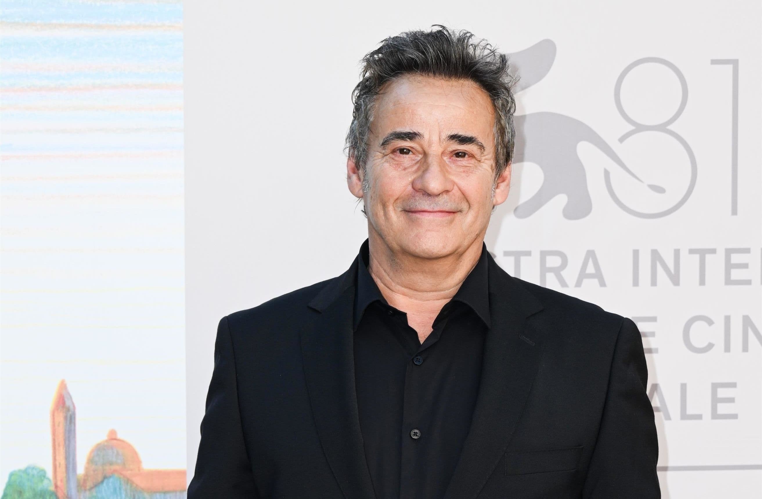 El actor Eduard Fernández posa en el photocall de la Mostra de Venecia 2024 antes de la premiere internacional de 'Marco'