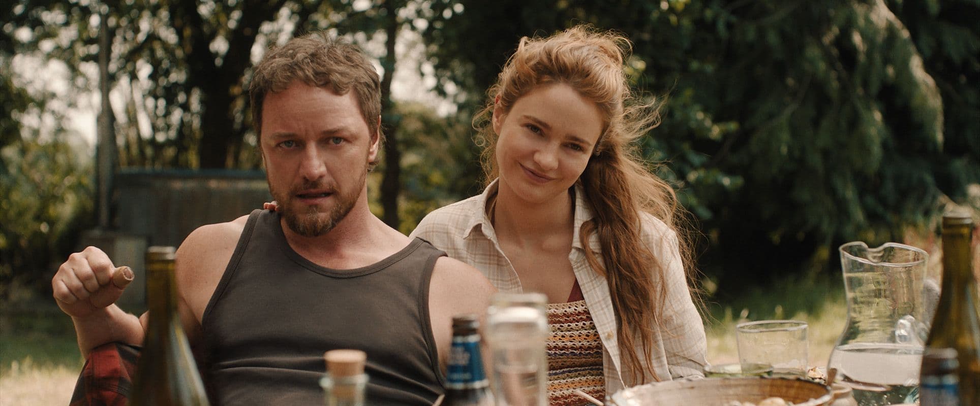 James McAvoy y Aisling Franciosi en un fotograma promocional de 'No hables con extraños', dirigida por James Watkins