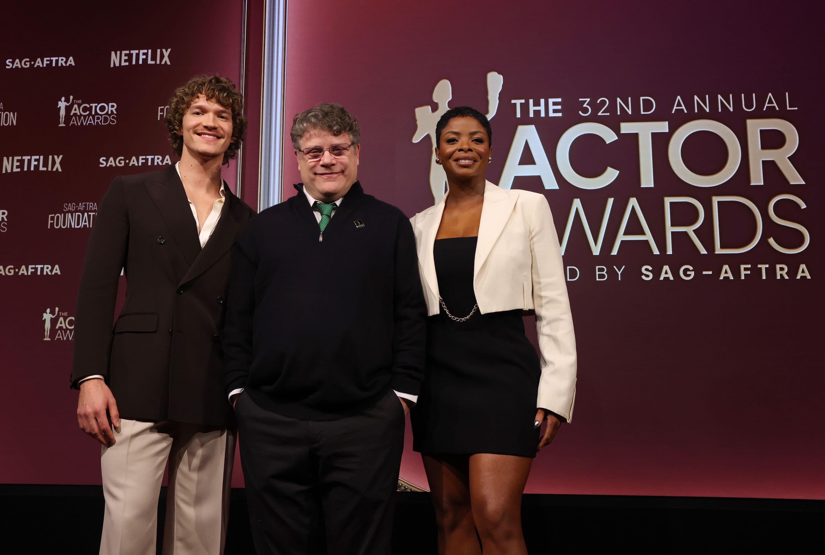 Los actores Connor Storrie y Janelle James rodean a Sean Astin, presidente del sindicato SAG-AFTRA, durante la lectura de nominaciones de los 32 Actor Awards