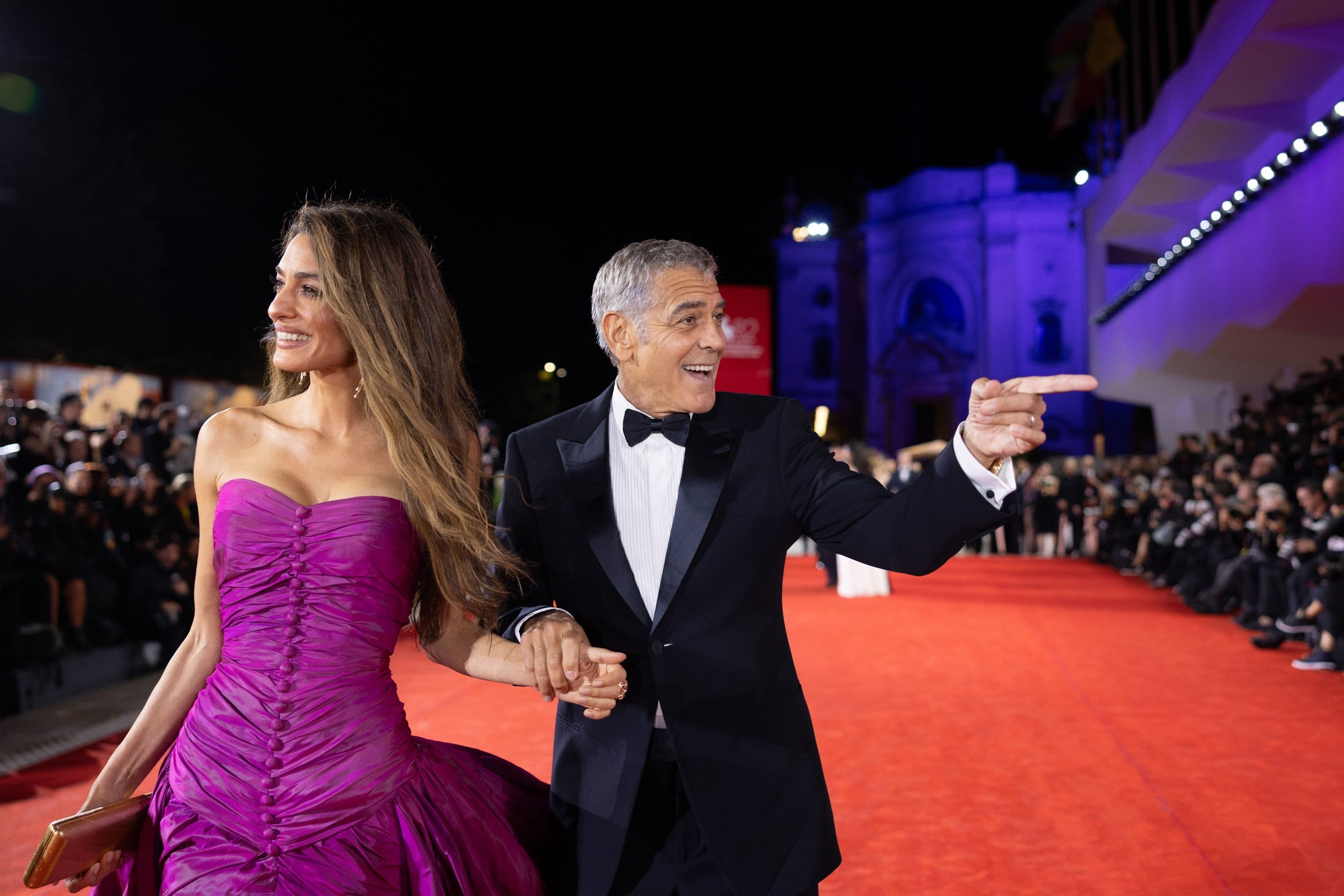 El actor George Clooney llega del brazo de su esposa, Amal Ramzi Alam Uddin, a la premiere de 'Jay Kelly' en el Festival de Venecia 2025