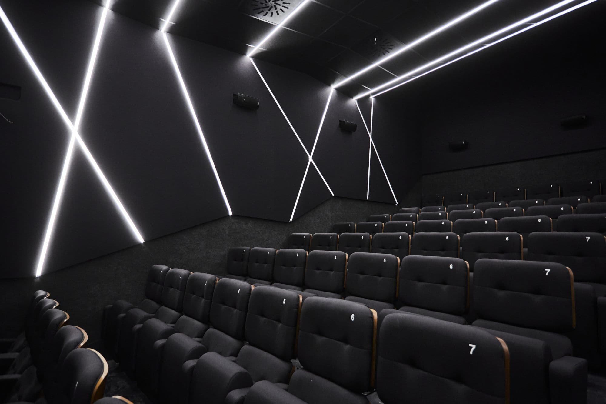 Una de las salas de los Cines Embajadores Foncalada preparada para recibir a los espectadores en Oviedo