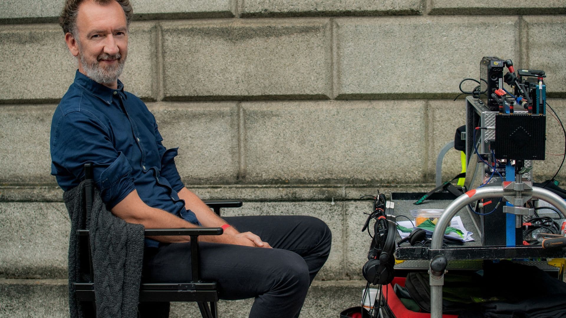 John Carney en el set de 'Flora y su hijo Max', su primera película en Apple TV+
