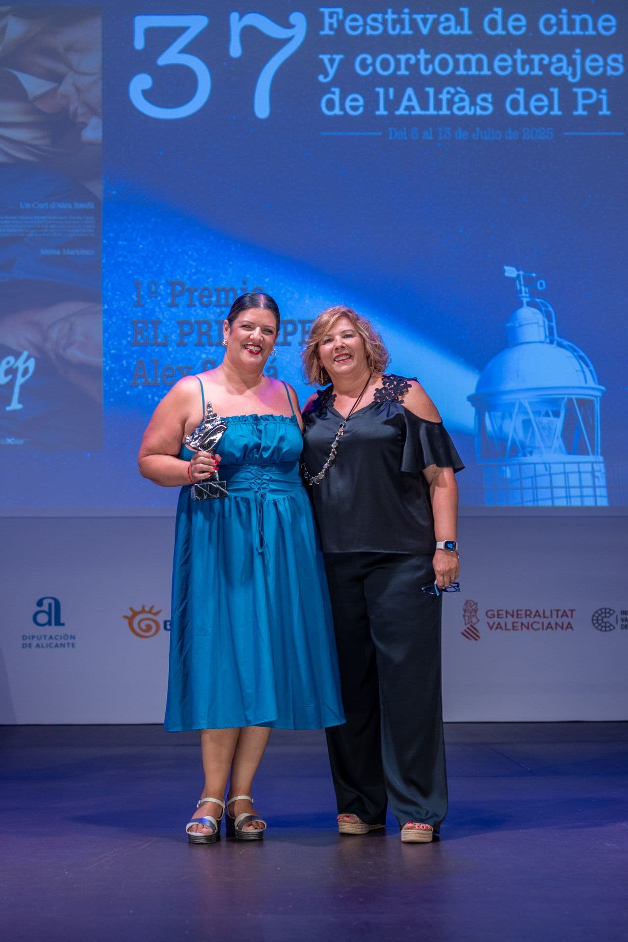 La actriz y cómica Coria Castillo y la alcaldesa en funciones de L'Alfàs del Pi, Mayte García, recogen el primer premio de la edición 37 del festival