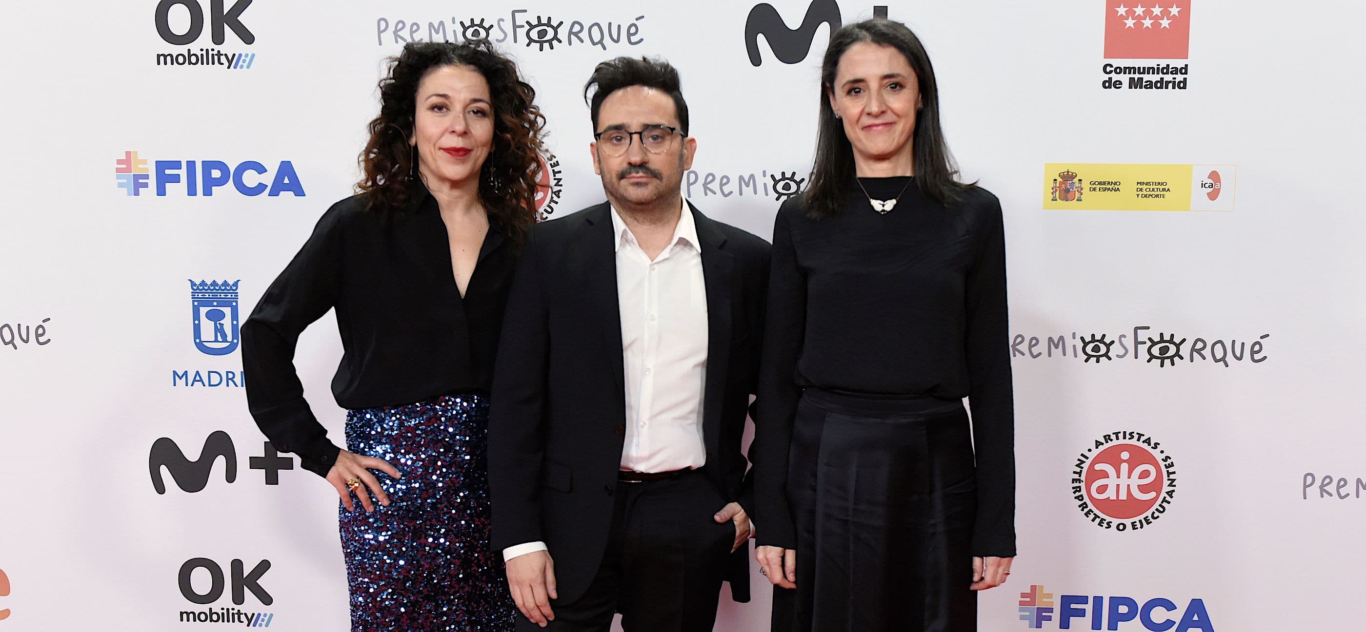 Fotografía del equipo de ‘La sociedad de la nieve’ en la alfombra roja de los Premios Forqué 2023, con las productoras Belén Atienza y Sandra Hermida y el director J. A. Bayona