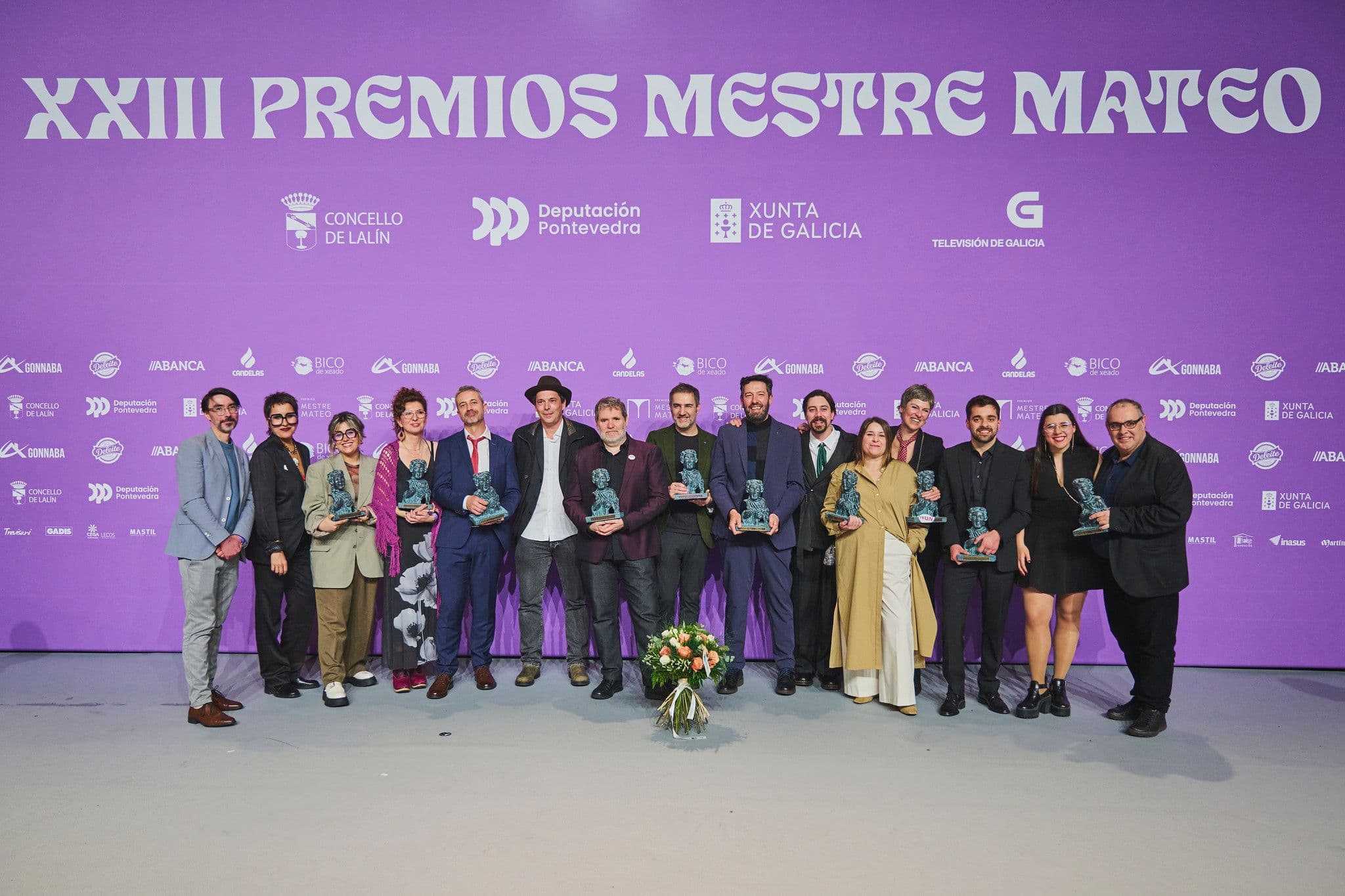 Foto de familia de los ganadores del equipo de 'Rapa' en los Premios Mestre Mateo 2025