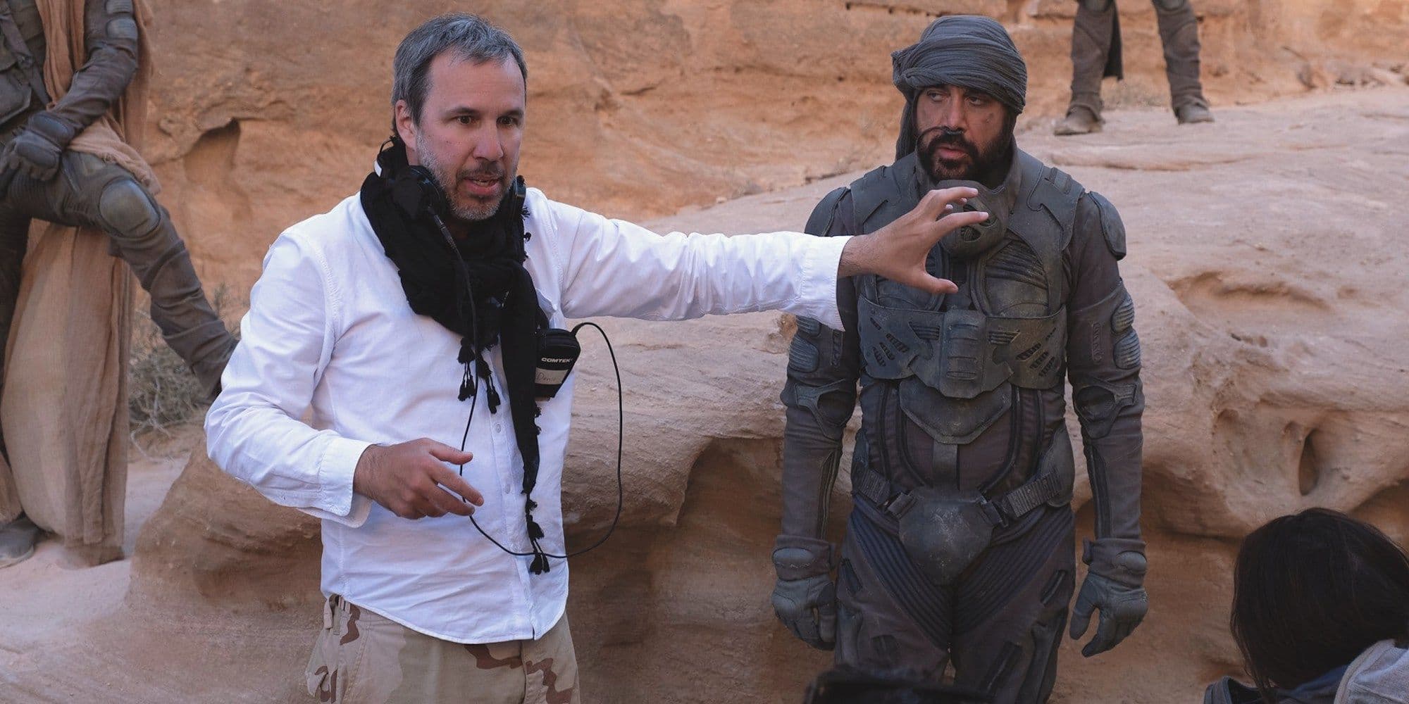 Fotografía del rodaje de 'Dune, con el director Denis Villeneuve y el actor Javier Bardem