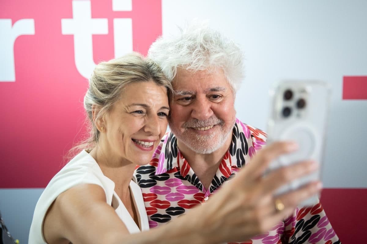 Yolanda Díaz, candidata de Sumar a la presidencia del Gobierno, se hace un selfie con el director Pedro Almodóvar