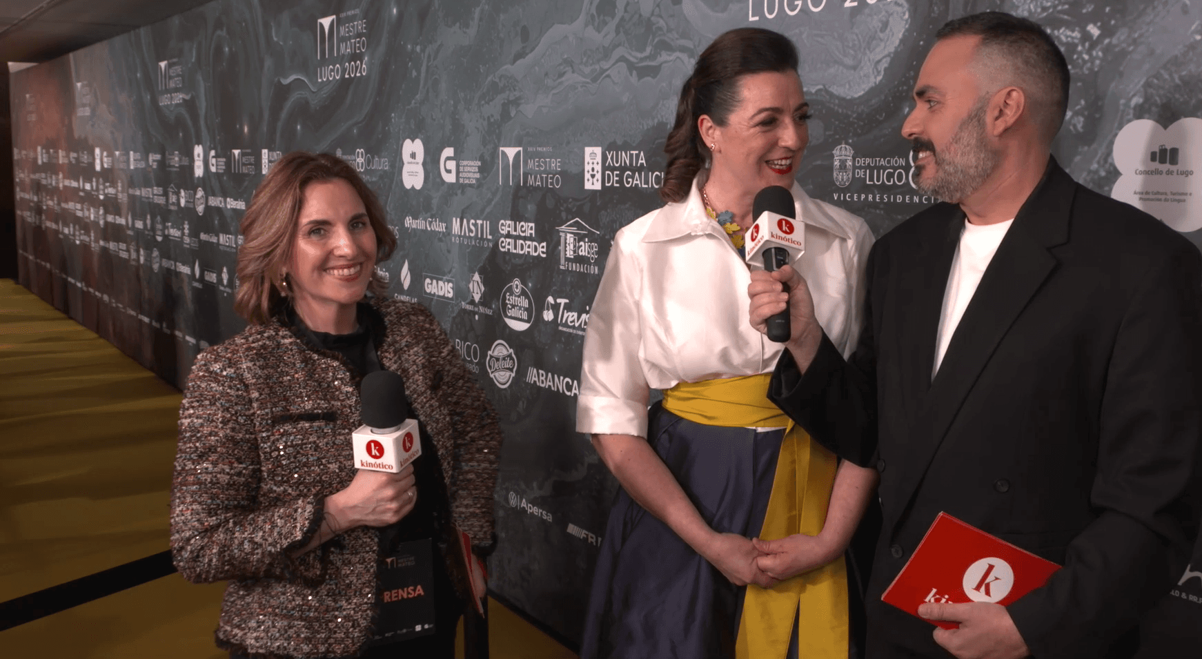 Alejandra Musi, la actriz Lucía Veiga y David Martos, durante la alfombra roja de los Premios Mestre Mateo 2026 en Lugo, en marzo de 2026