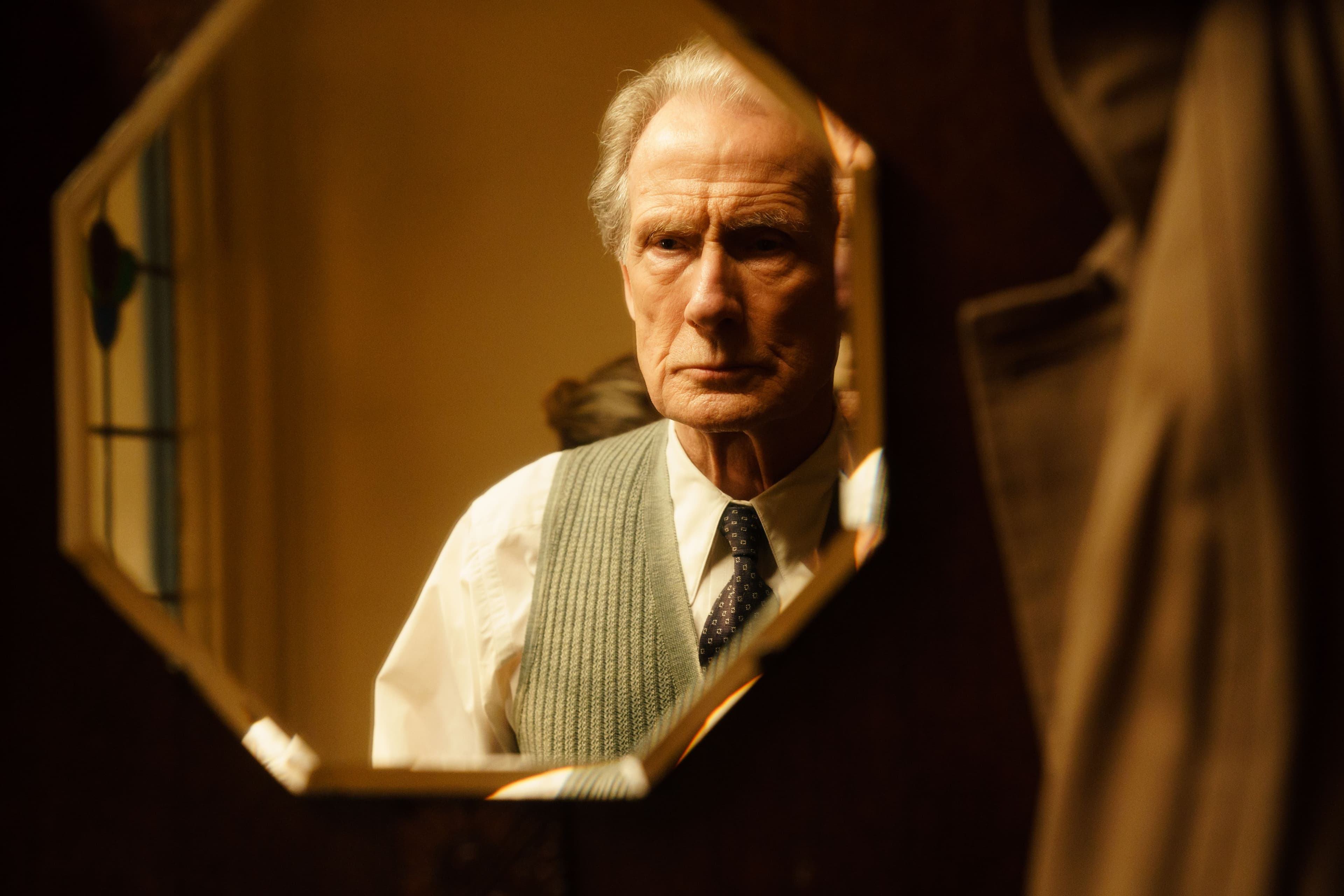El actor Bill Nighy, en el papel del burócrata protagonista de la película 'Living', se mira al espejo