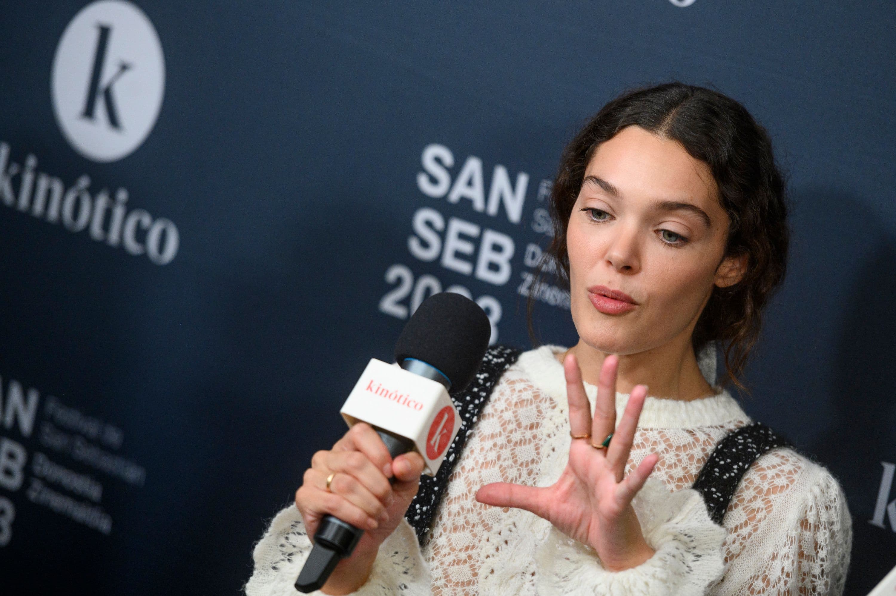 Ana Rujas, versión joven del personaje de Montserrat, durante su entrevista en Kinótico