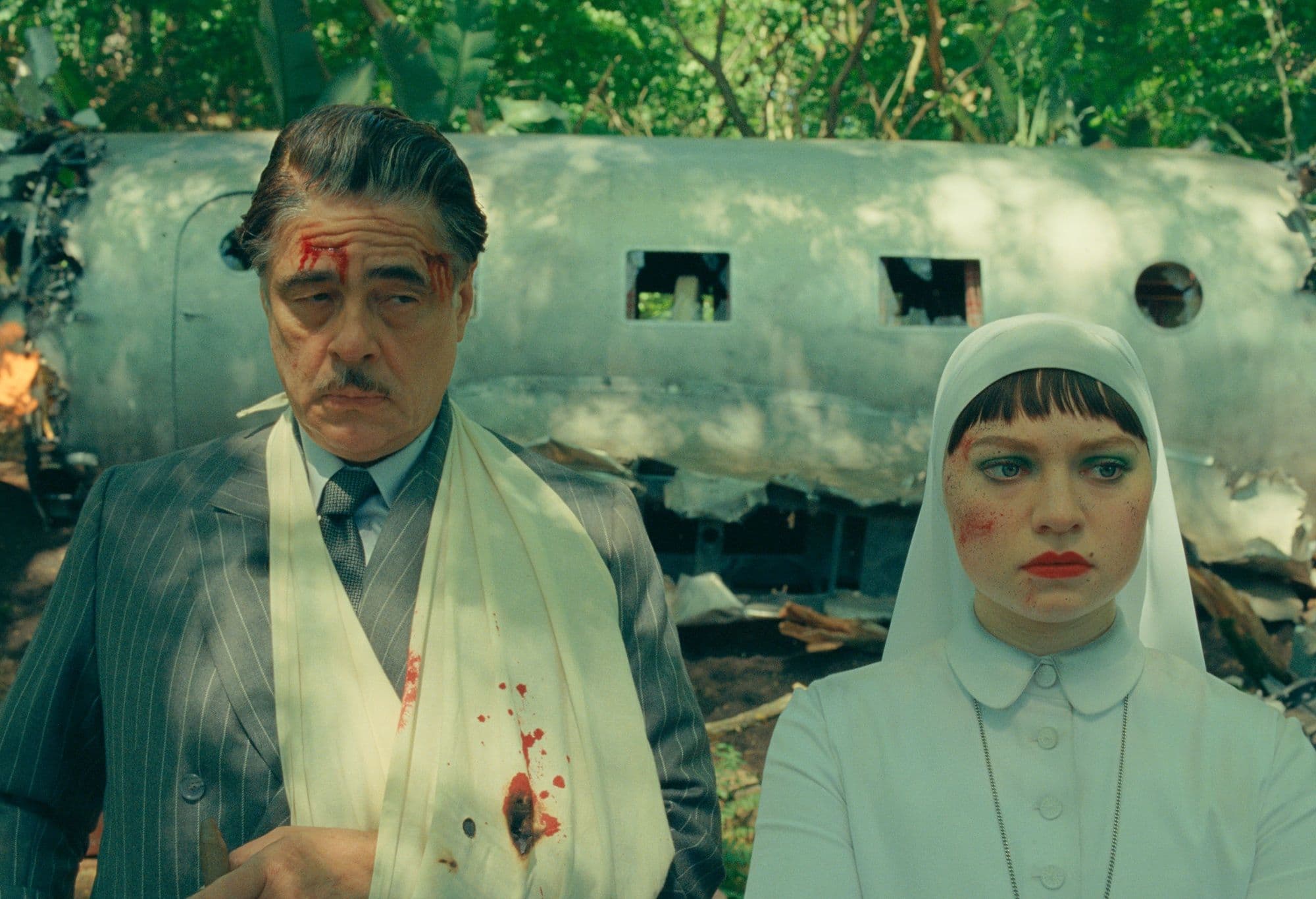 Benicio del Toro y Mia Threapleton en un fotograma promocional de 'La trama fenicia', de Wes Anderson