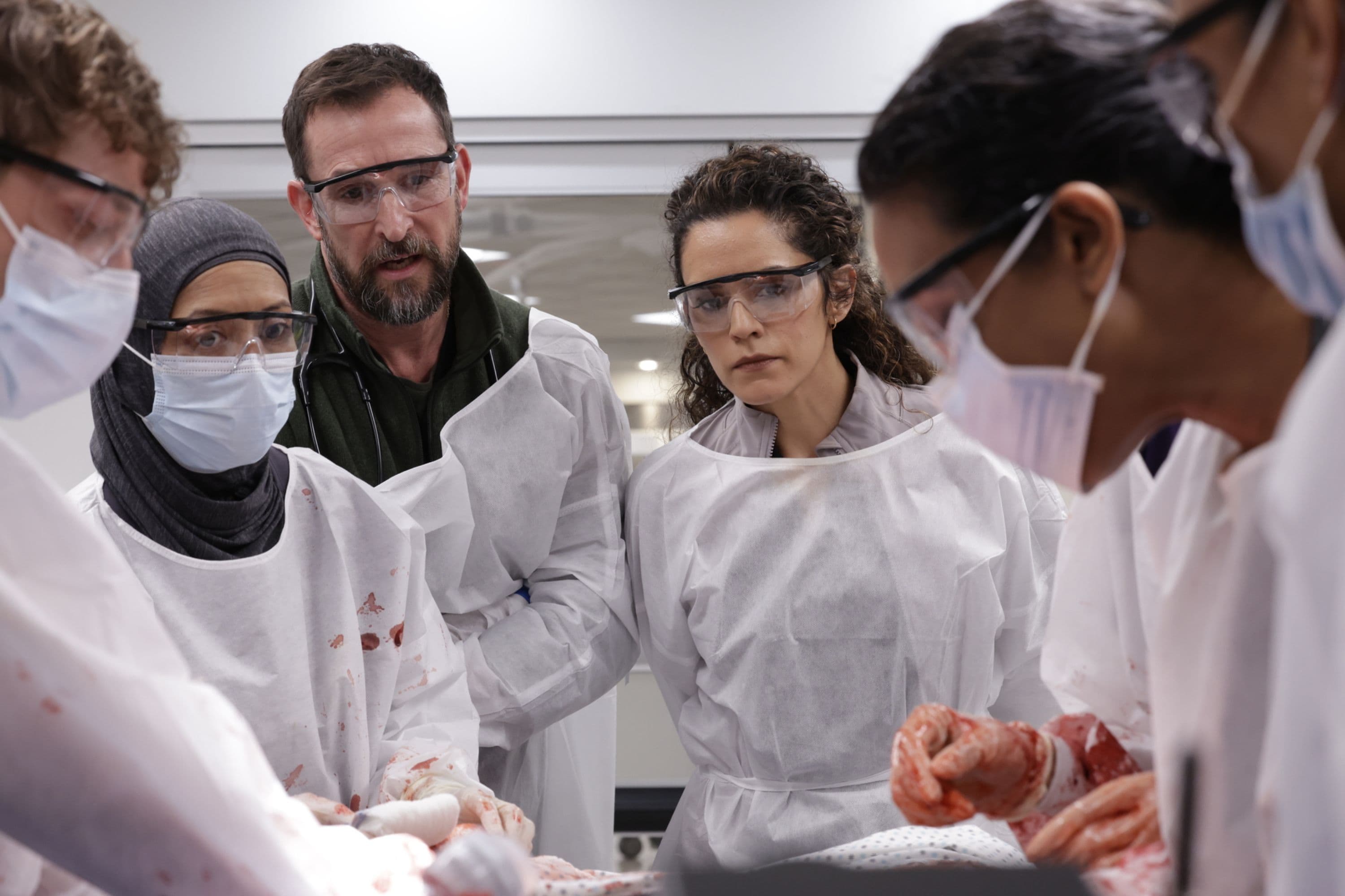 Gerran Howell, Amielynn Abellera, Noah Wyle, sepideh Moafi y Supriya Ganesh en un fotograma de la segunda temporada de 'The Pitt'